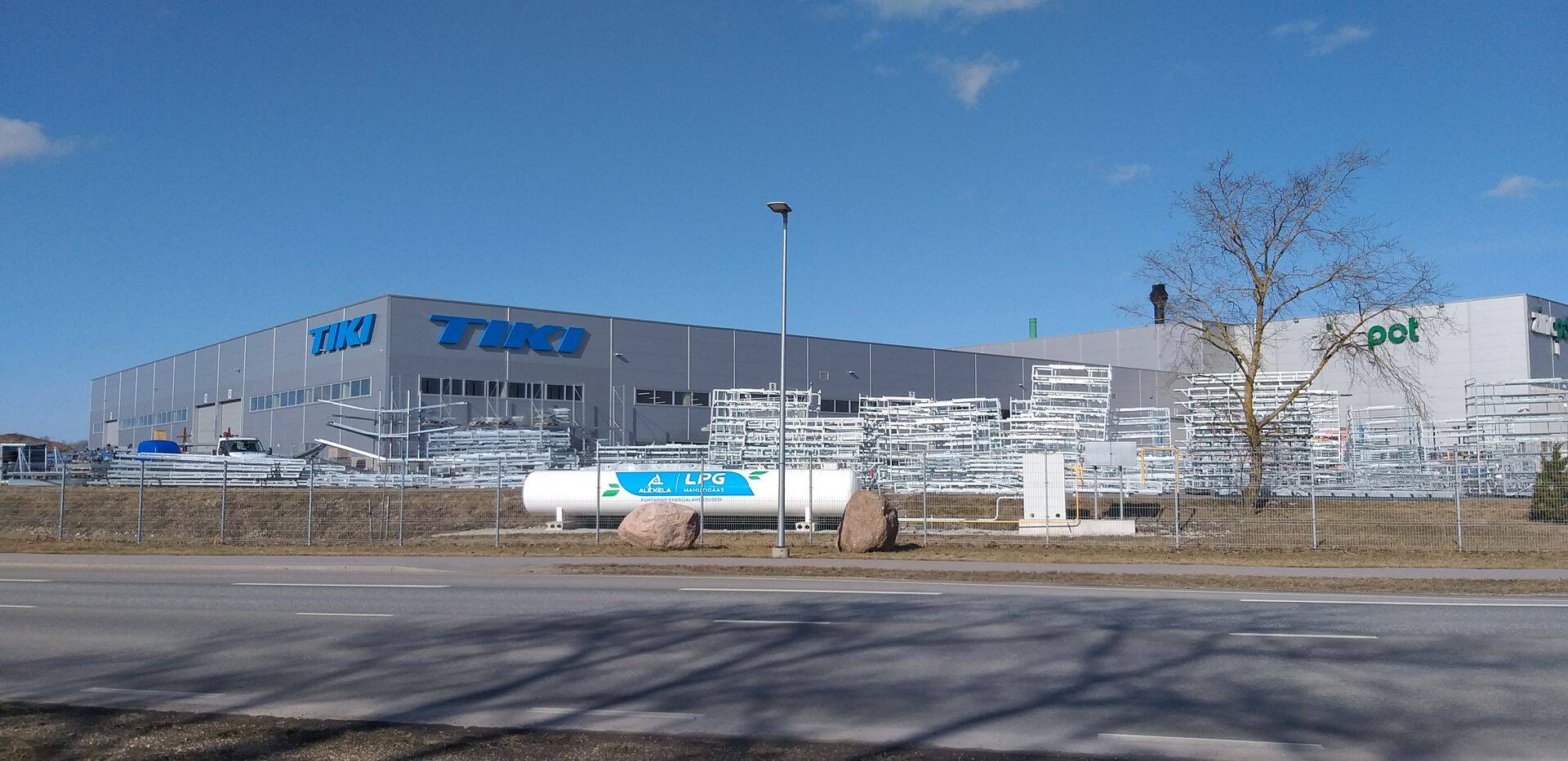 Bestneti Paldiskis asuv haagisetehas.