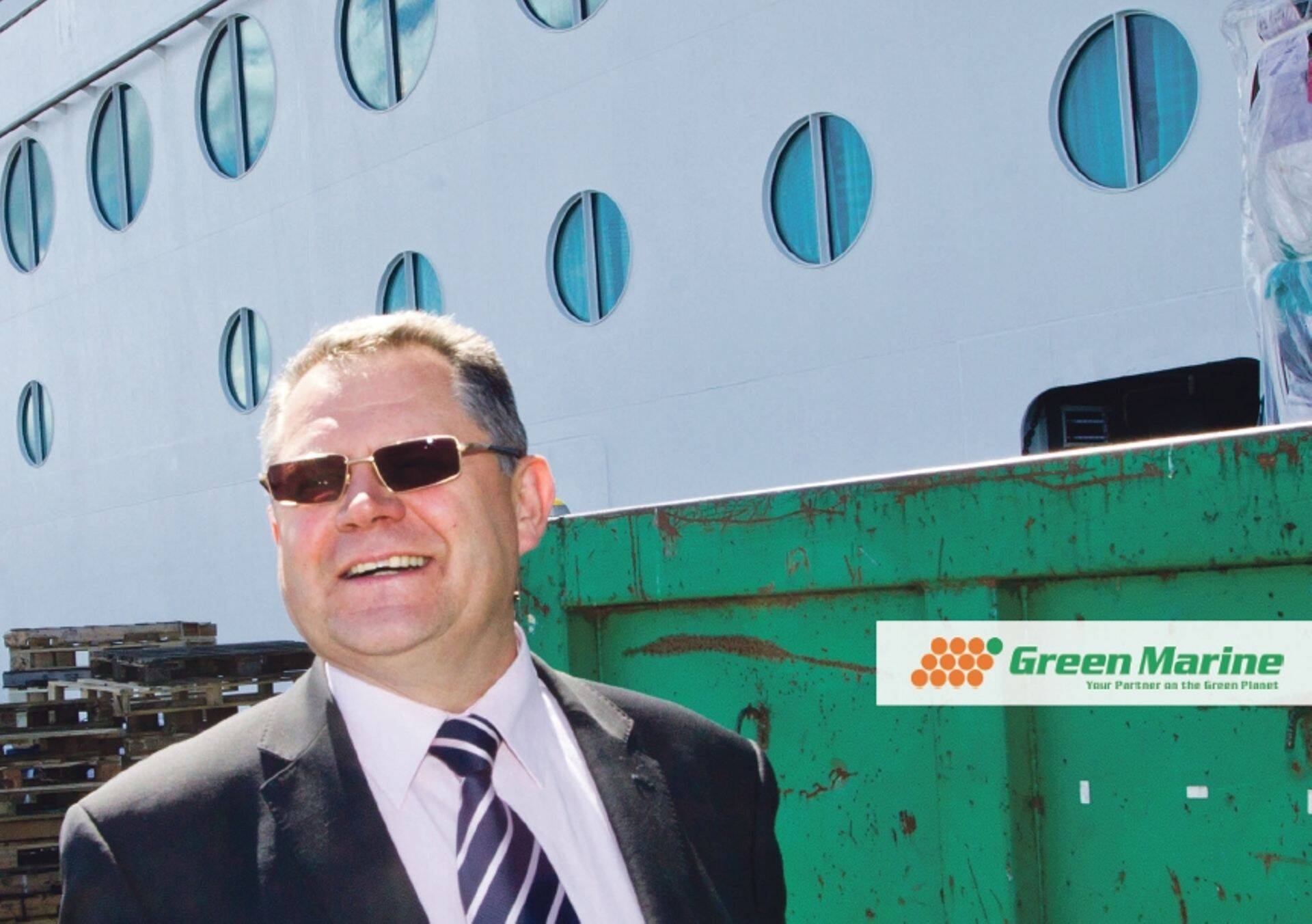 Tallinna Sadama gruppi kuuluv Green Marine osutab jäätmekäitlusteenust Tallinna sadamaid külastavatele kruiisilaevadele. Fotol Green Marine juhatuse liige Carl-Jüri Piht Tallinna Sadama kruiisilaevade kail, kus Green Marine teenindas parajasti sadamas seisnud kruiisilaeva Adventure of the Seas, mille omanikfirma on maailma suuremaid ja tuntumaid kruiisifirmasid Royal Caribbean International Ltd. Royal Caribbean Internationali peakontor asub USAs Florida osariigis Miami linnas.