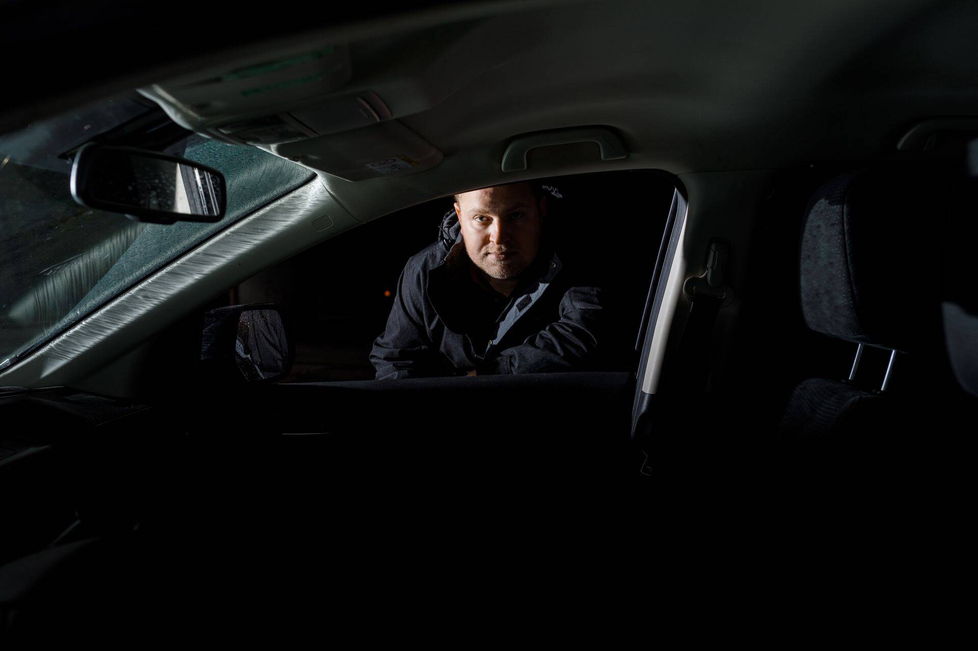 Automaaklerina tuhandeid kasutatud autosid kontrollinud Palle Kõlari sõnul tuuakse välisriikidest Eestisse vanu taksosid, mille läbisõitu on müüjad tagasi kerinud. Et mitte langeda pettuste lõksu, tuleb teada müüjate trikke ning muud, millele tähelepanu pöörata.