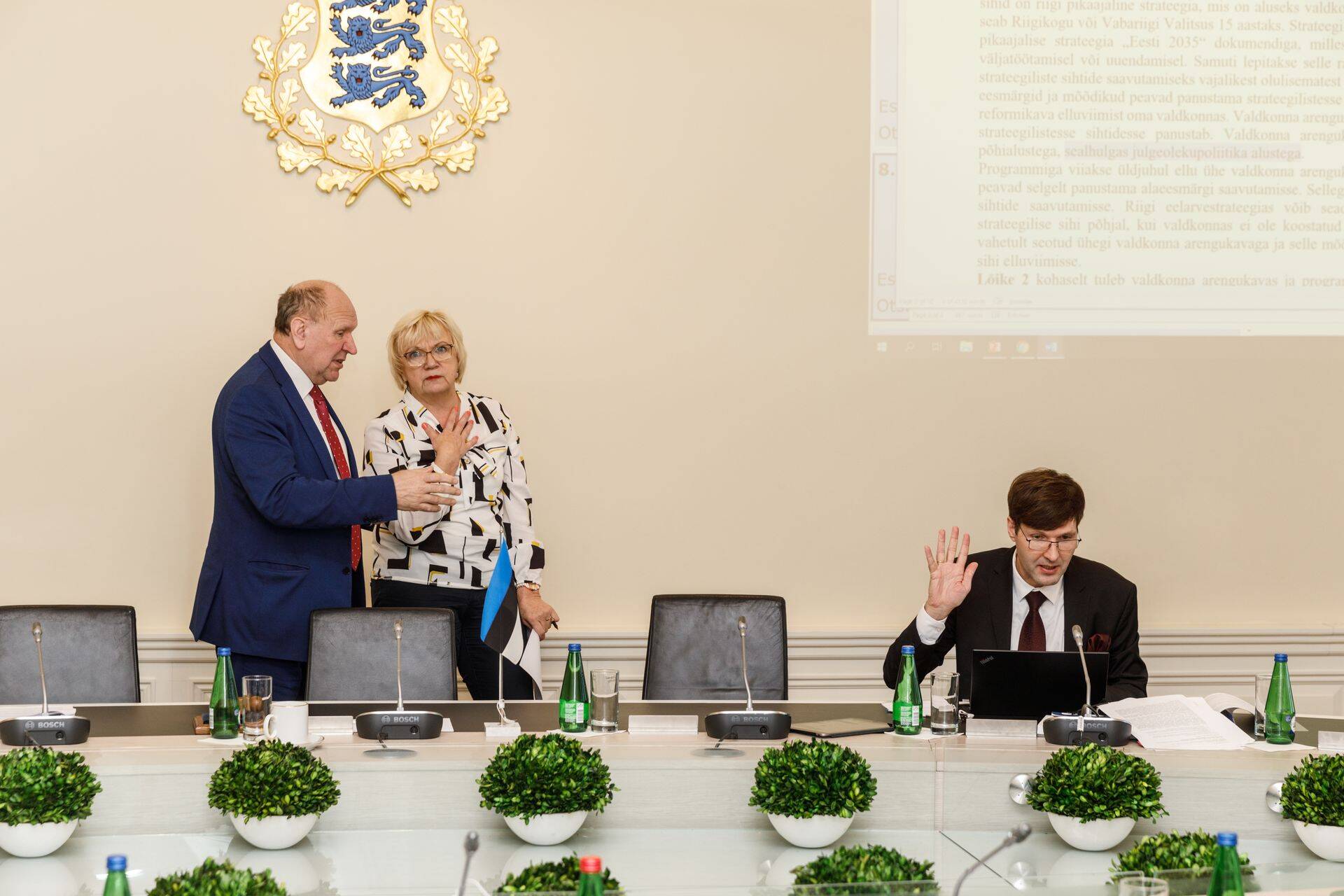 Siseminister Mart Helme (vasakul) hinnangul on rahandusminister Martin Helme (paremal) käima lükanud tõsised reformid, mis aitavad Eestil rahapesuparadiisi mainest vabaneda, kuid samas pole kõik plaanid veel kivisse raiutud.