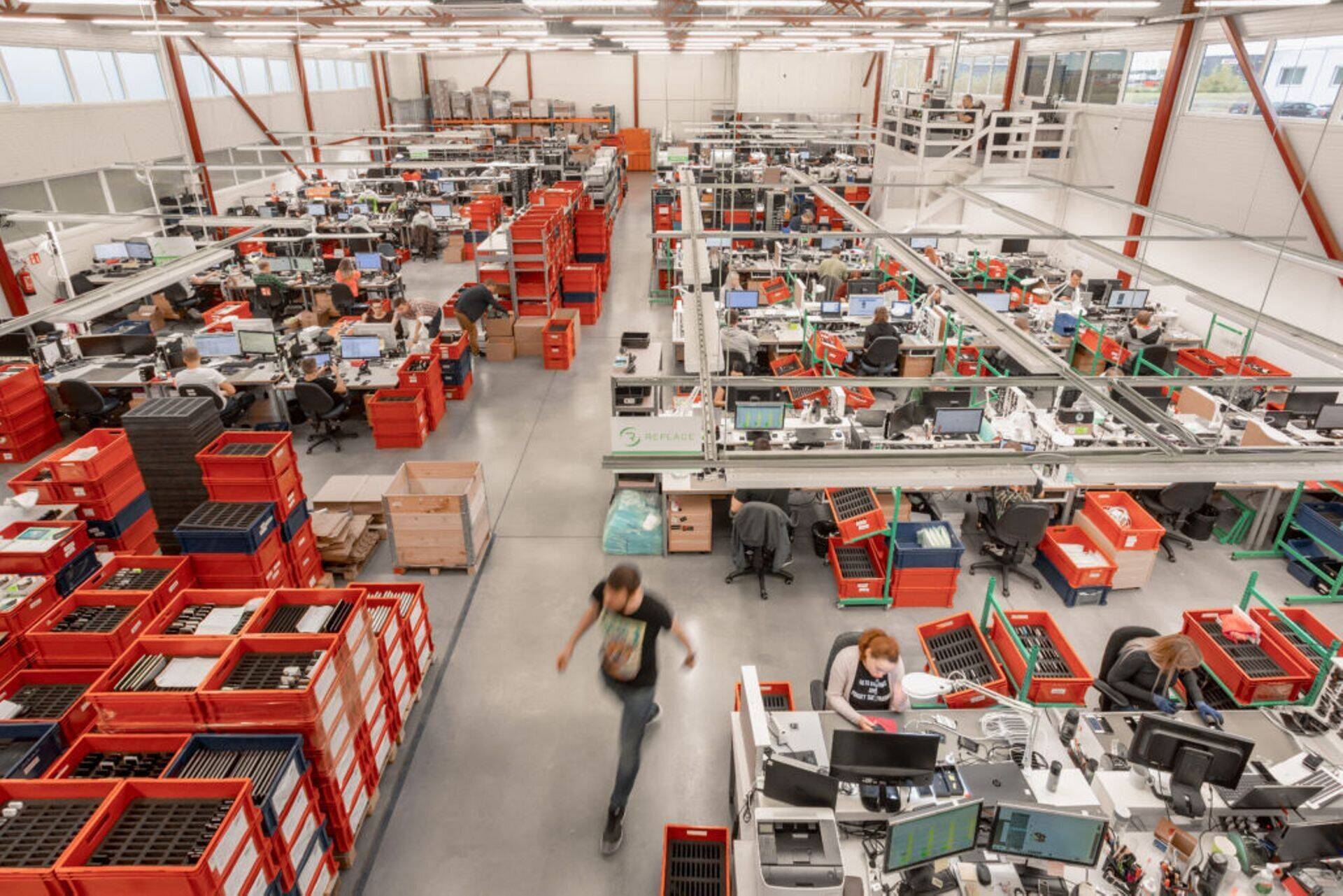 Replace on omataoliste ettevõtete hulgas Euroopas üks suurimaid. Vanu elektroonikaseadmeid väärindatakse tehases, mis asub Tartus.