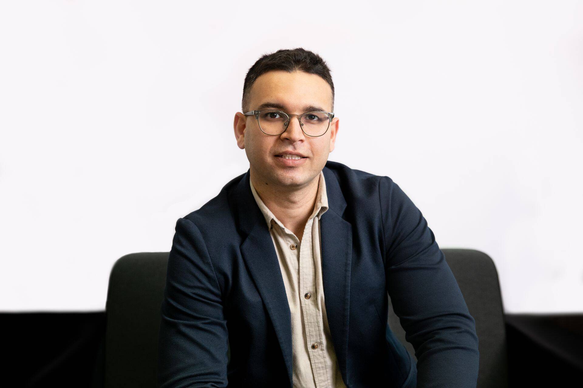 Motheshim Ali Adil on mees, kel uued sihid kogu aeg silme ees. „Tahaks oma karjääri paari aastaga tõsta veel kõrgemale ja õppida juurde uusi asju,“ loetleb ta. „Eraelus tahaks perega terve maailma läbi reisida.“