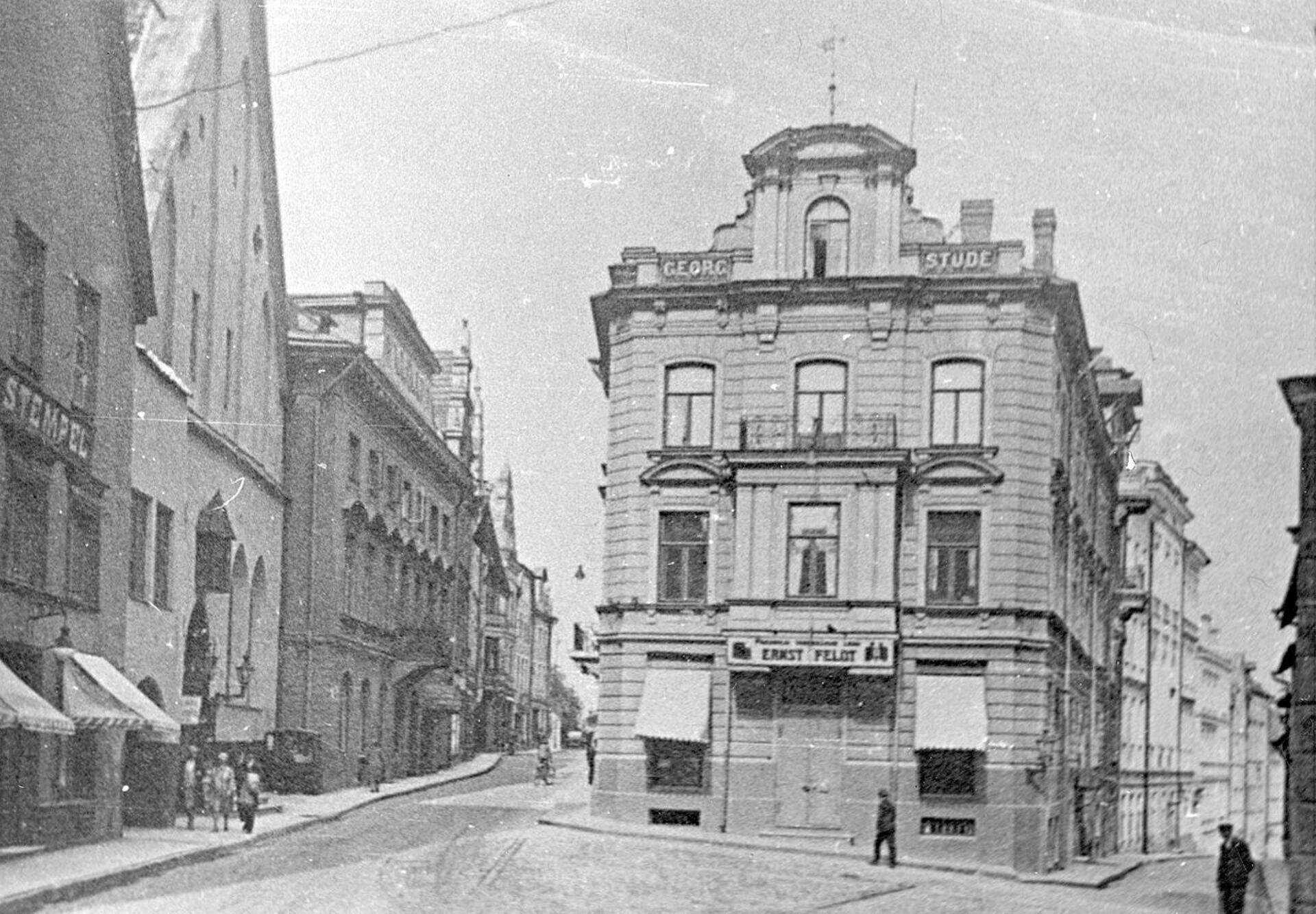 Kohvi sai sellest majast juba Otto Wilhelm Masingu eluajal, tänases mõistes kohvikuks muutus aga praegune Maiasmokk 1864. aastal, mil seal hakkas ära ajama Georg Stude.