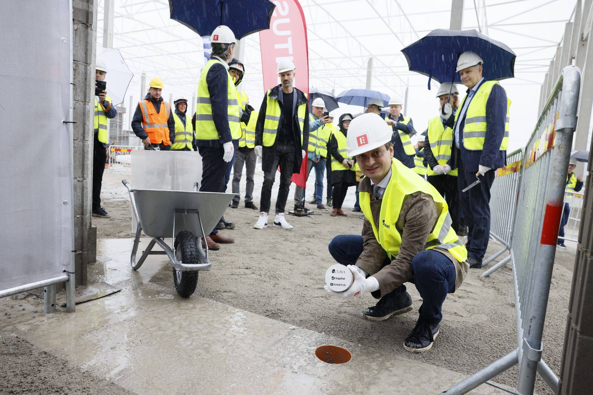 Kapitel AS Investeeringute juht Holger Tilk paneb uuele tootmisüksusele nurgakivi (Foto: Egert Kamenik).