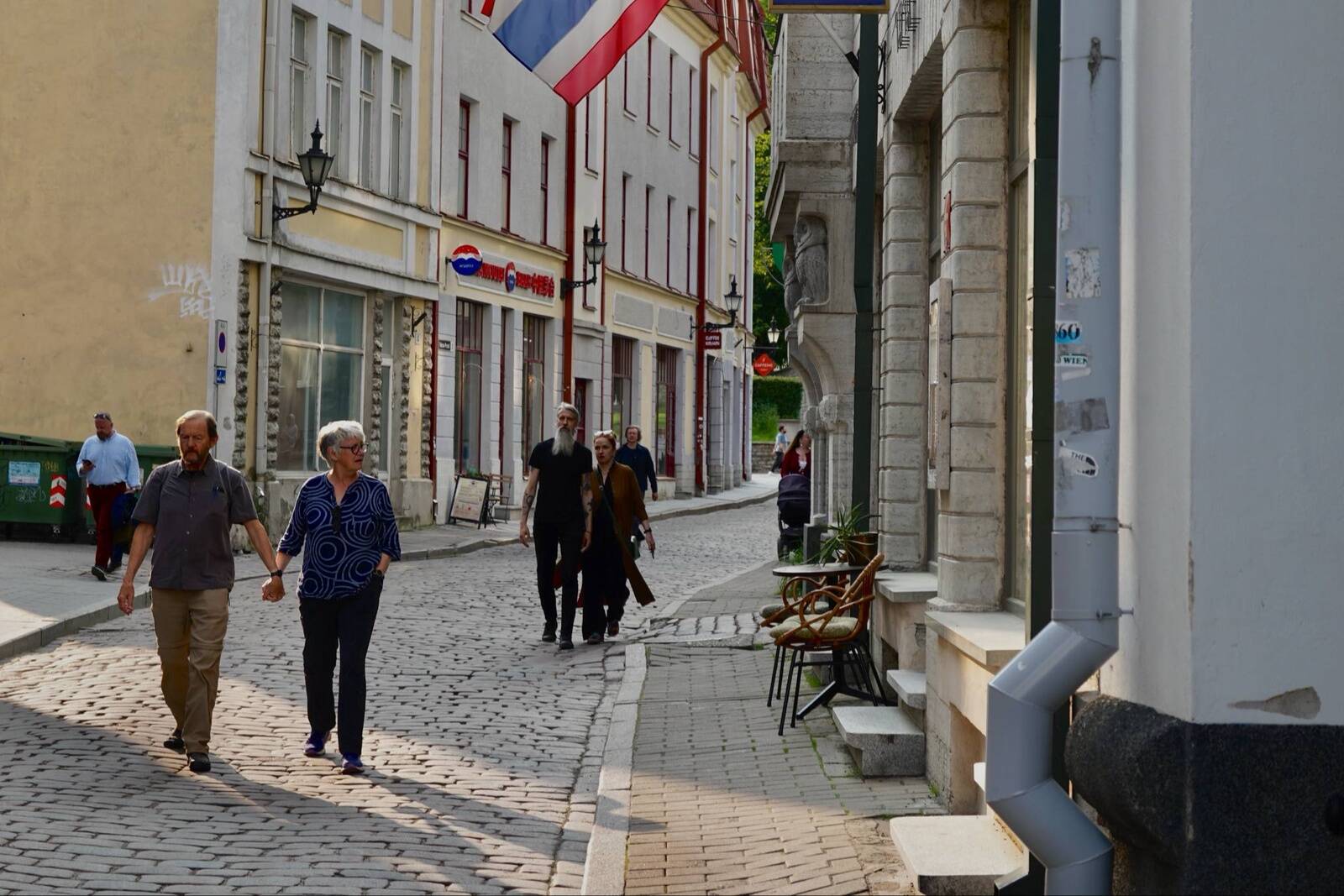 В Старом городе парковаться негде.