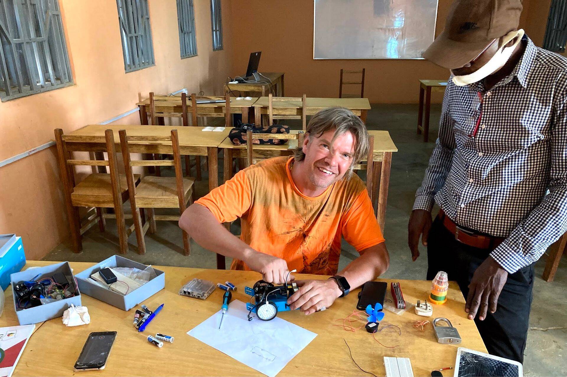 Janek Samberg käis Ghana lastele robootikat ja arvuti kasutamist õpetamas.