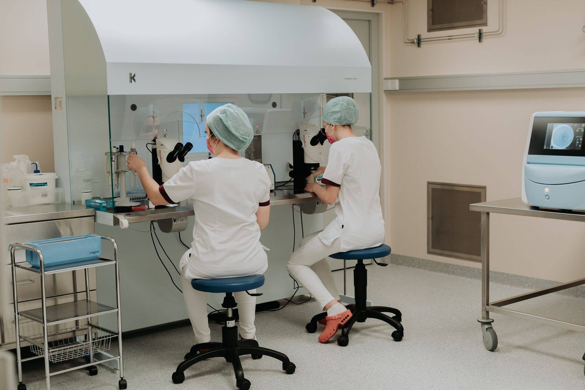 Next Fertility Nordic IVF labor. Pildil vastutavad embrüoloogid Samantha Wake ja Kertu Kadastik.