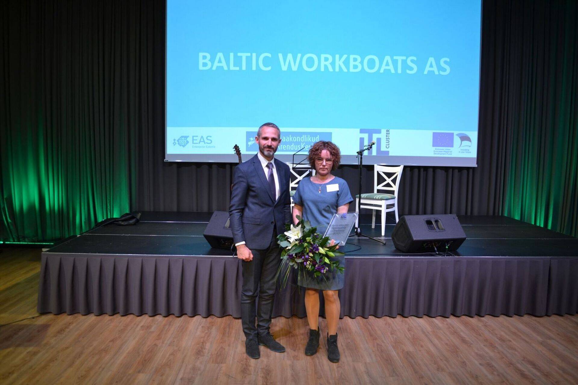 ITL-i president Ivo Suursoo ja Anni Hartikainen. Auhinna võttis Baltic Workboatsi esindaja asemel vastu Anni Hartikainen, kes on Eesti Meretööstuse Liidu juhatuse liige ja TTÜ väikelaevaehituse kompetentsikeskuse juhataja.