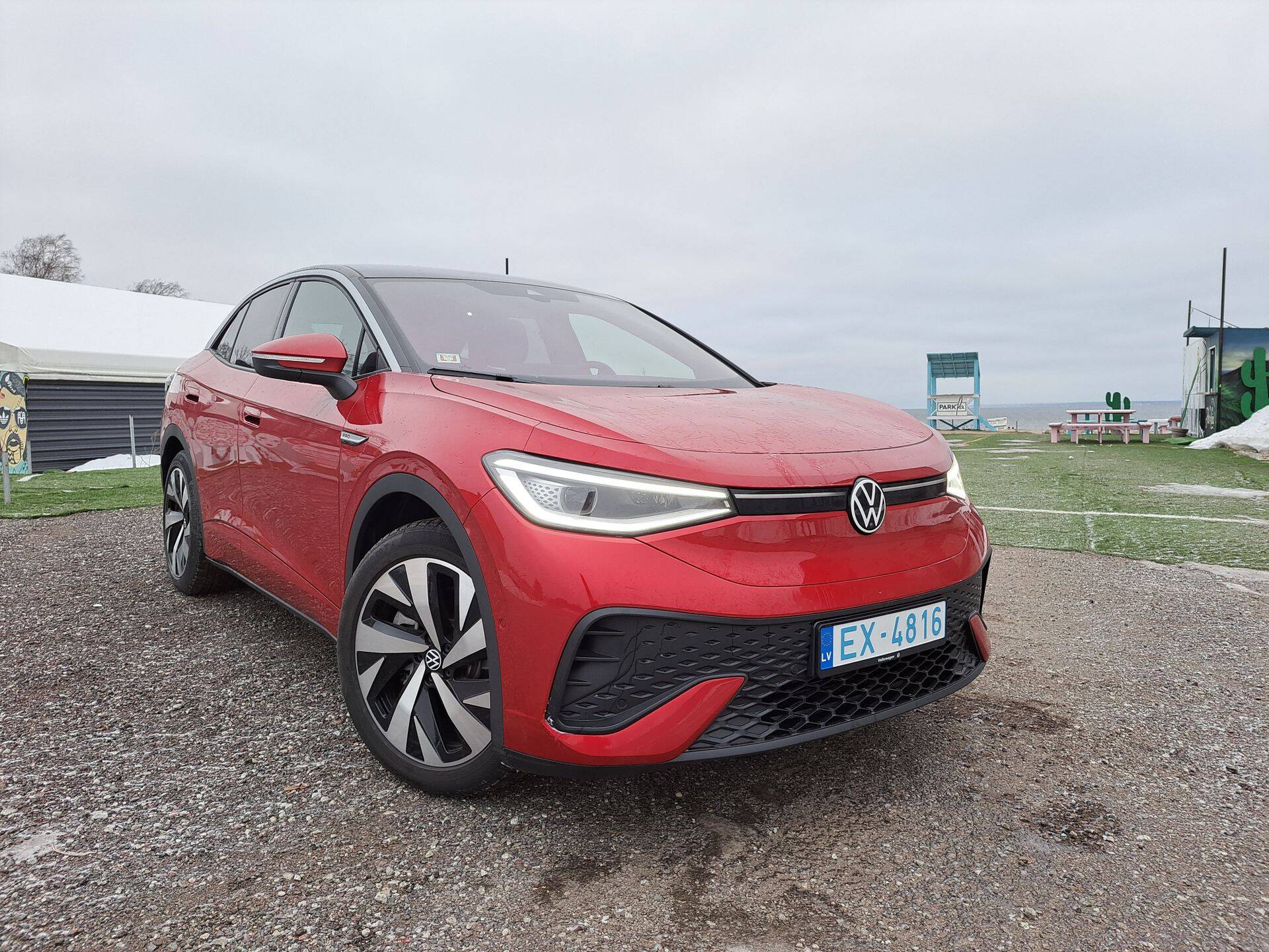 Volkswagen ID.5 on kupeeliku katusejoonega veidi nooblim versioon elektri-krossoverist ID.4, mis omakorda rajaneb samal platvormil mis väiksem ID.3gi.