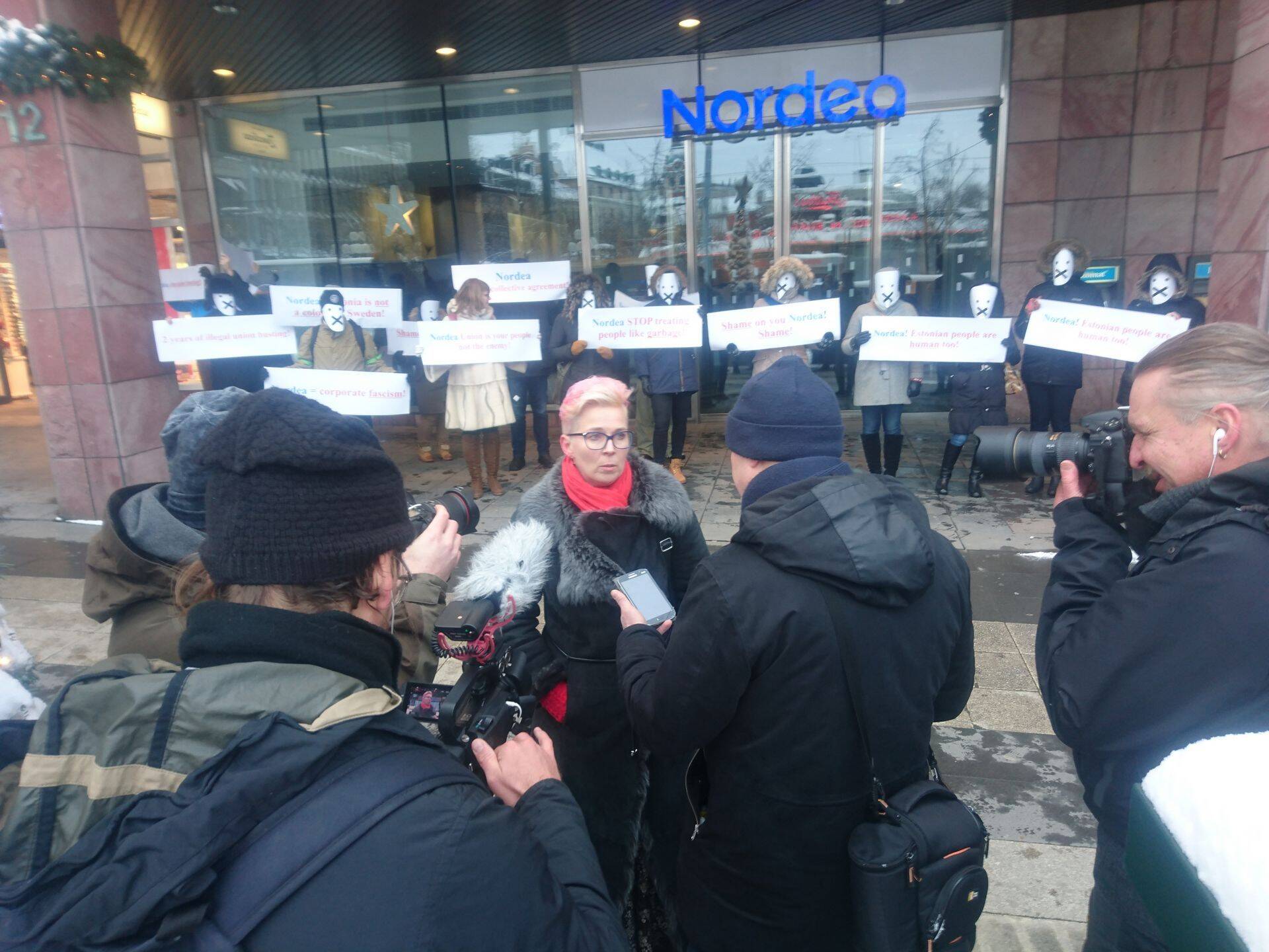 Nordea Eesti töötajate üks usaldusisik Tiina Kukk Rootsi kontori ees kohaliku meedia piiramisrõngas