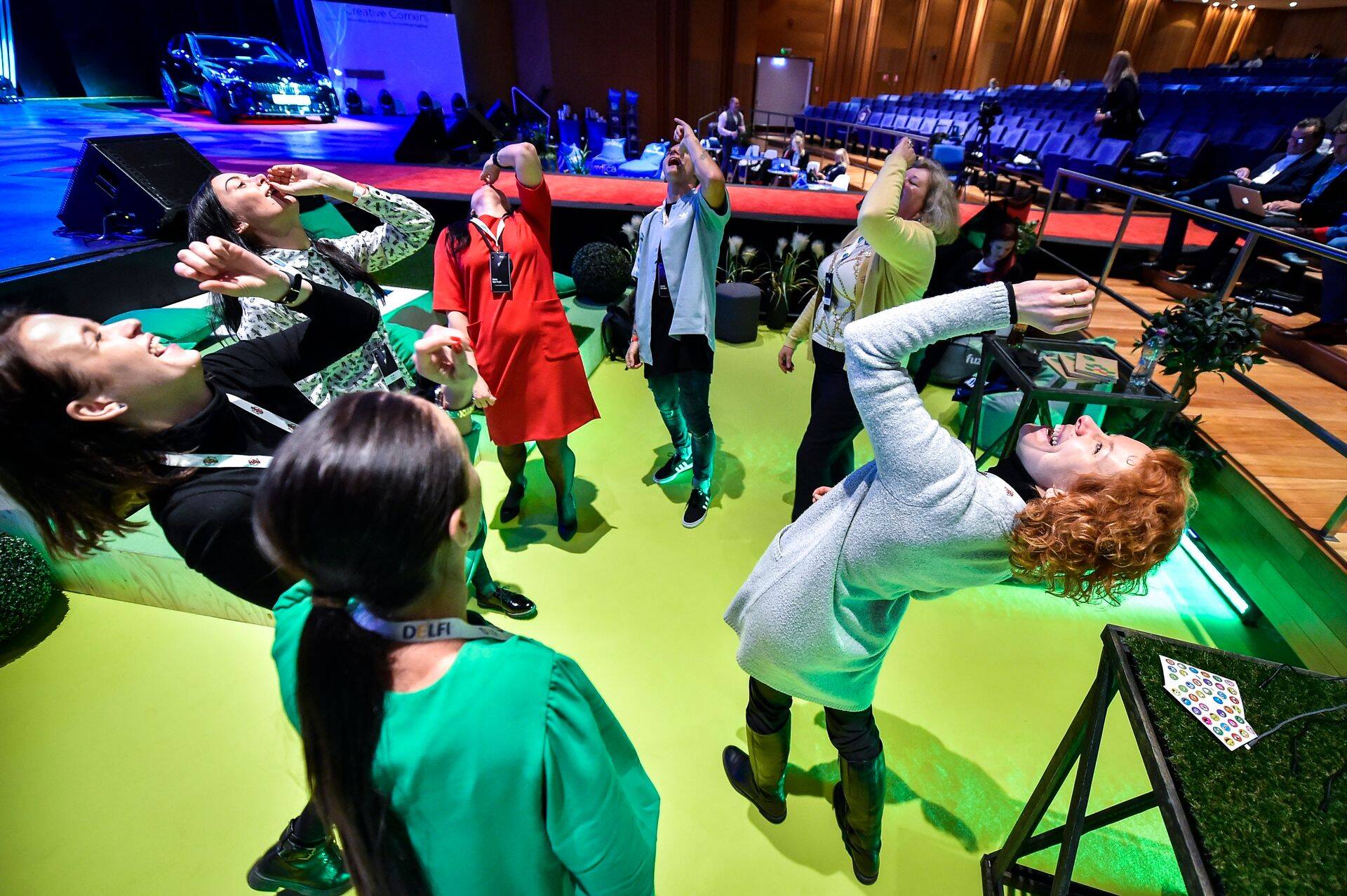 Passswordi tihedasse päevakavva mahtus ära ka üks lõbus naerujooga sessioon , kus osalejad said naerulainetuse taktis laginal naerda.