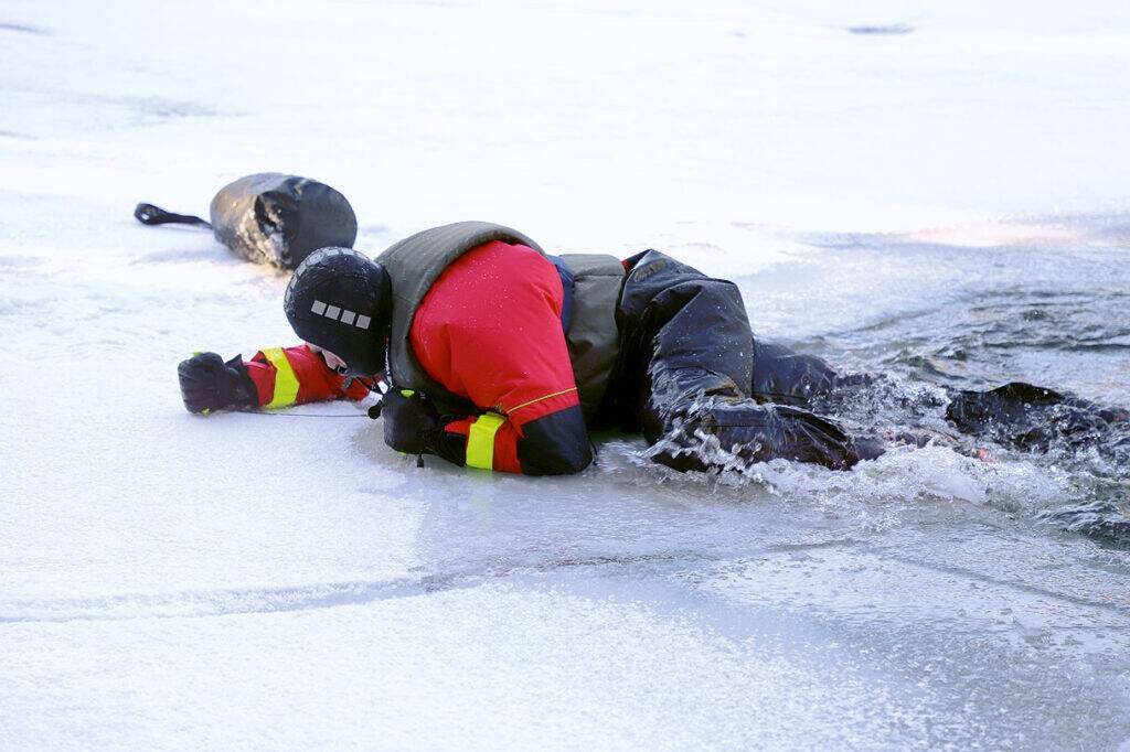 Jäänaasklite abil jääaugust välja ronimine