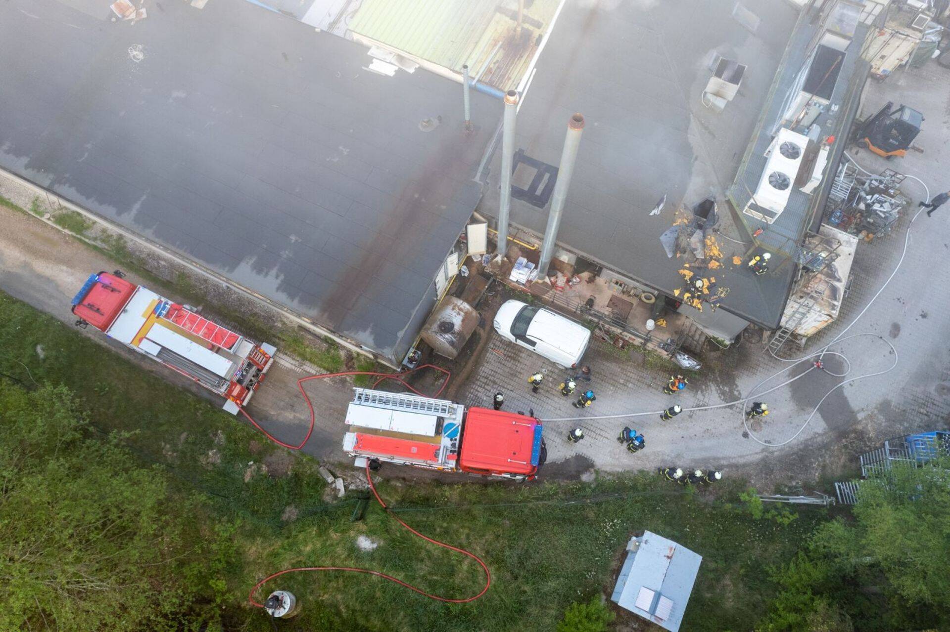 Сегодня в селе Саарепеэди загорелся мясокомбинат Oskar. Владелец компании Альдо Парик хвалит спасателей, которые смогли предотвратить худшее.