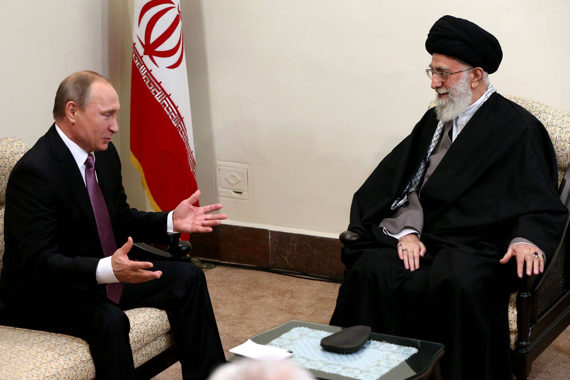 Vladimir Putin (vasakul) ja ajatolla Ali Khamenei