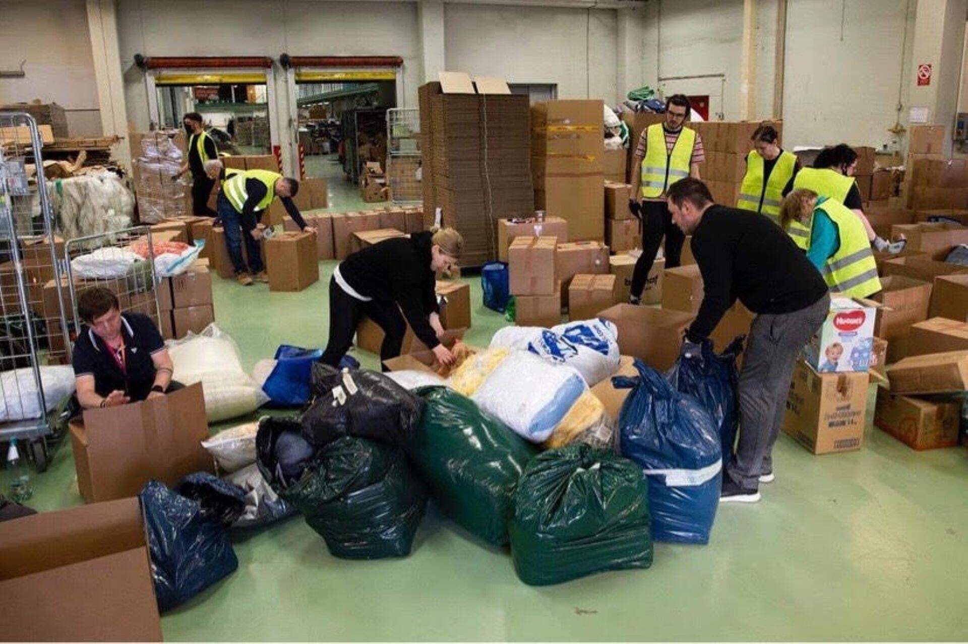 Волонтеры сортируют гуманитарную помощь для украинских беженцев.