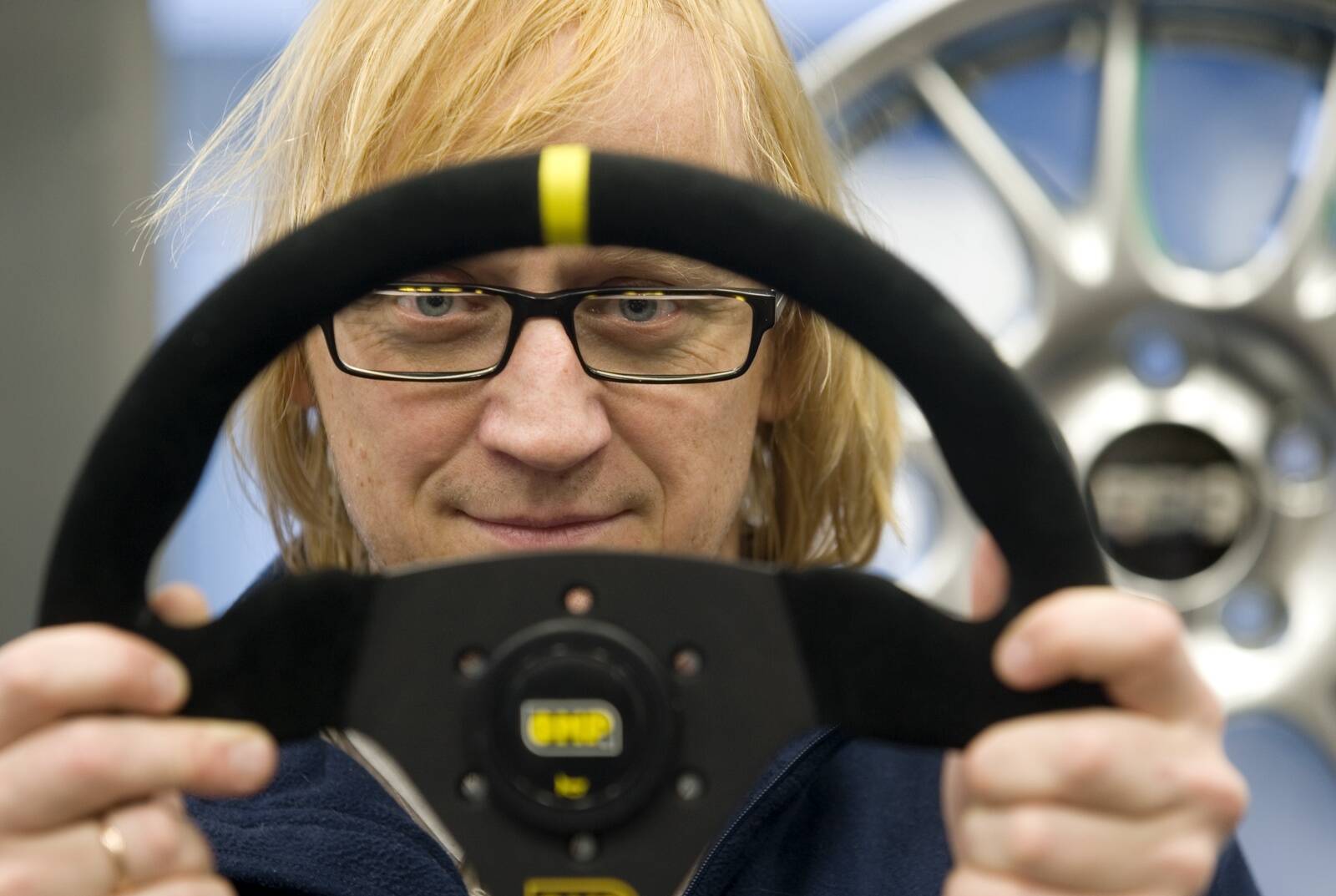 Toomas Vabamäe aastal 2008, kui autodest kirjutamine oli tema igapäevatöö. Sportrool tema käes pole sugugi meelevaldne, Vabamäel on arvestatav võidusõidu kogemus.