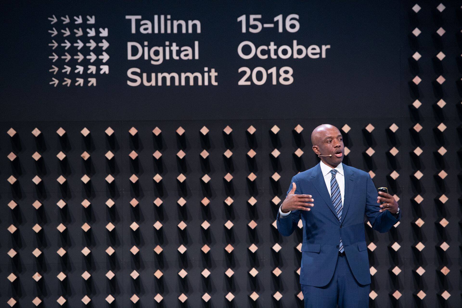 The McKinsey Global Institute’i juht James Manyika rõhutas Tallinn Digital Summitil, et tehnoloogia annab meile palju enamat kui asendab vaid töökäsi.