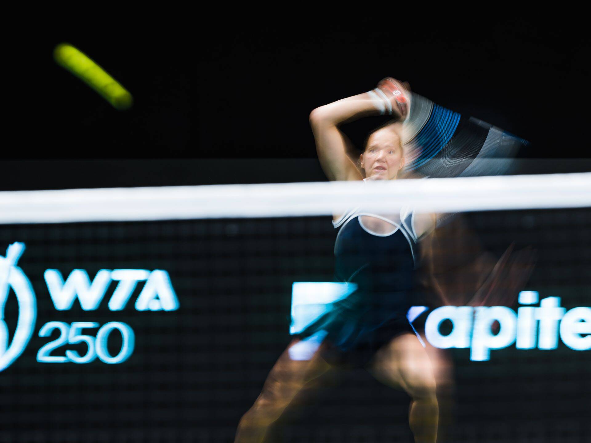 Sinimustvalgega võidule. Kaia Kanepi võitis koduse WTA turniiri esimeses voorus lõunanaaber Ostapenkot reketiga, mis pika säriga pildistades kangastus Eesti lipuks.