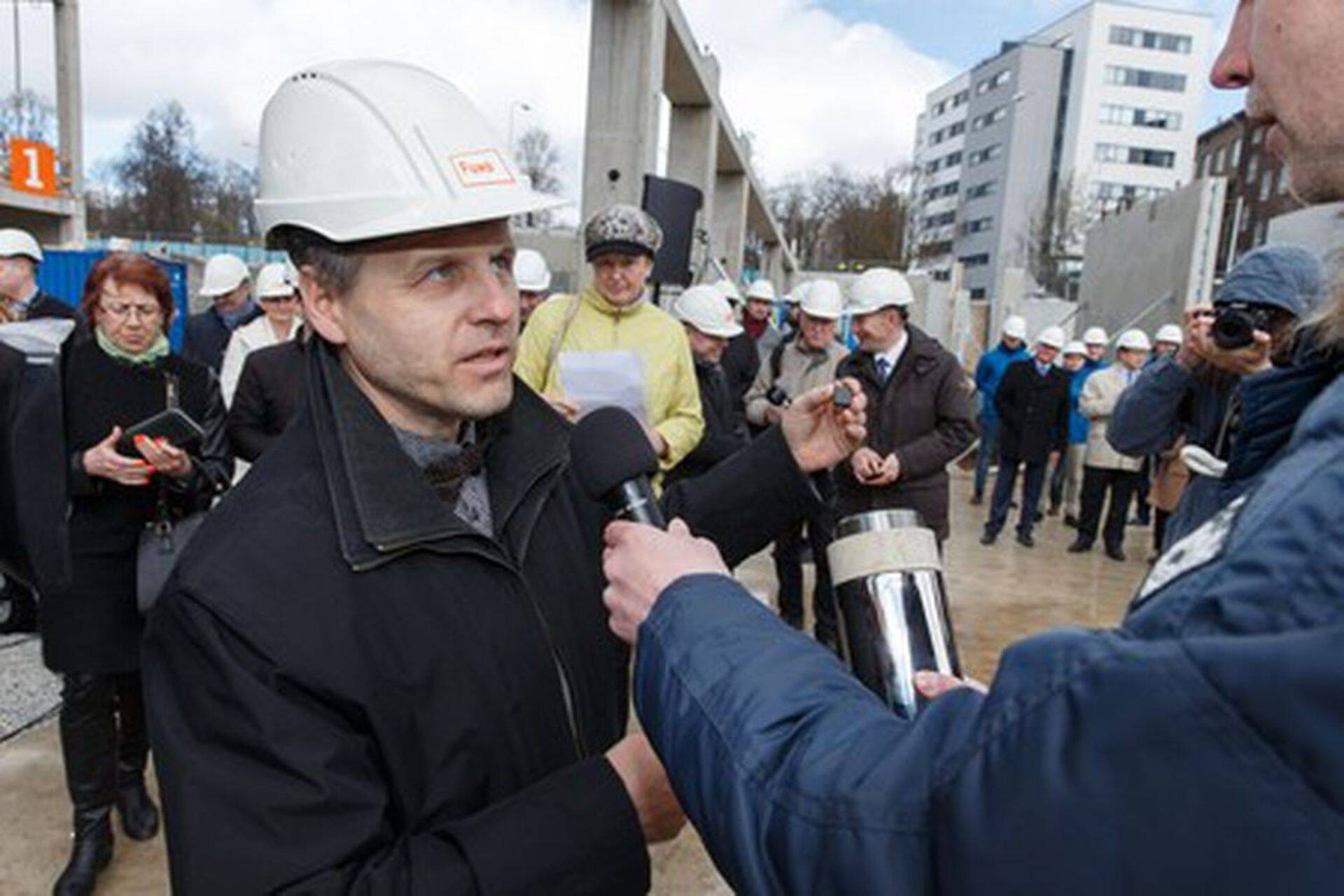 Fund Ehituse tegevjuht Eiki Rump nn superministeeriumi nurgakivi panekul 2016. aastal, mil pandeemiat ja sõda veel keegi ei osanud ennustada. Foto: Andras Kralla.
