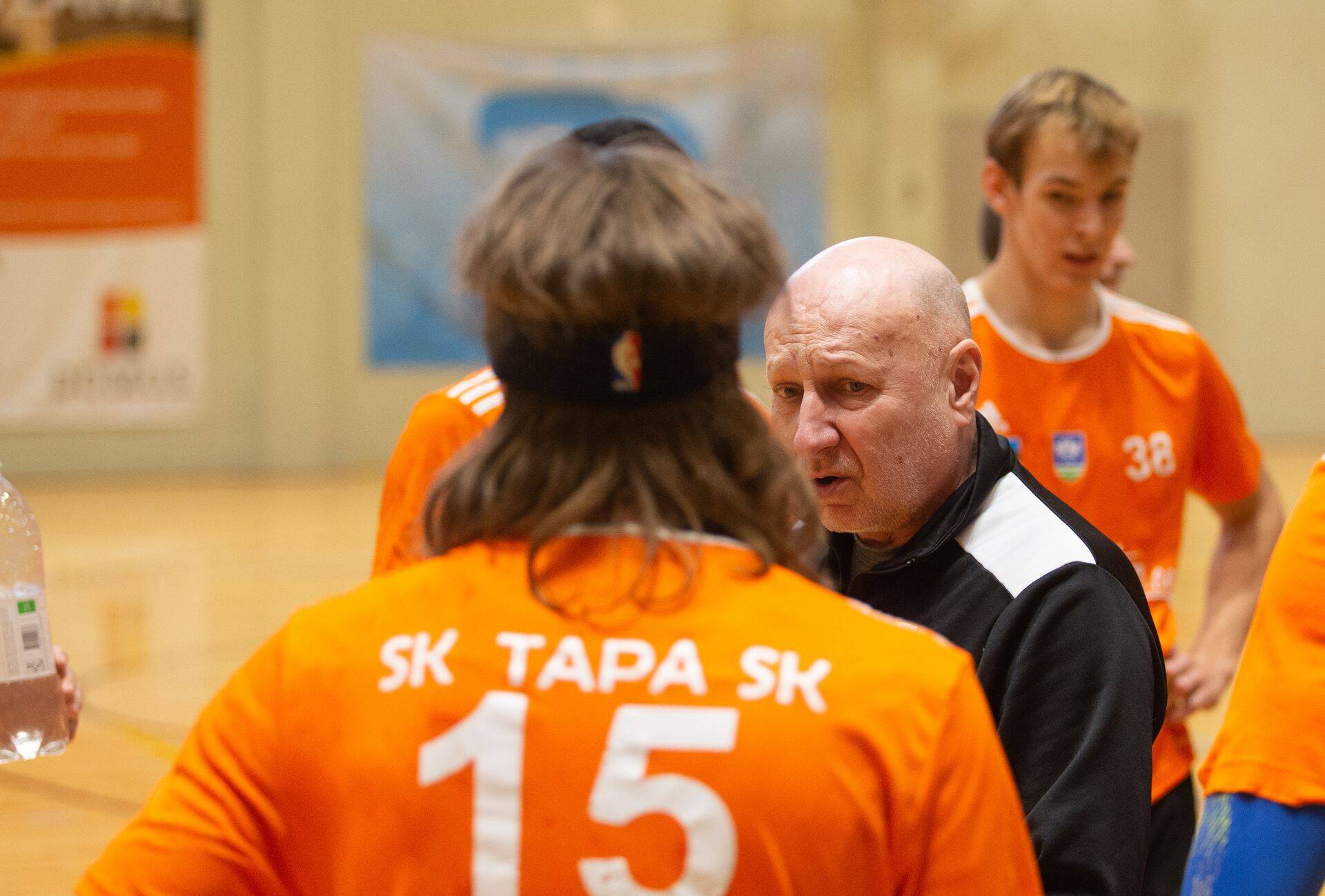 Aastakümneid koolijuhina tegutsenud Elmu Koppelmann on tuntud ka kui käsipallitreener, vedades Tapa meeskonda.