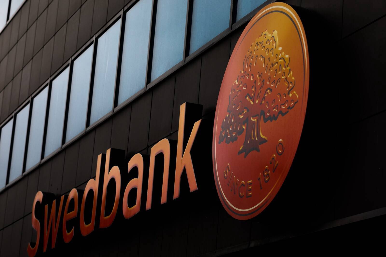 В отличие от конкурентов, Swedbank не рассматривает пособия как источник дохода