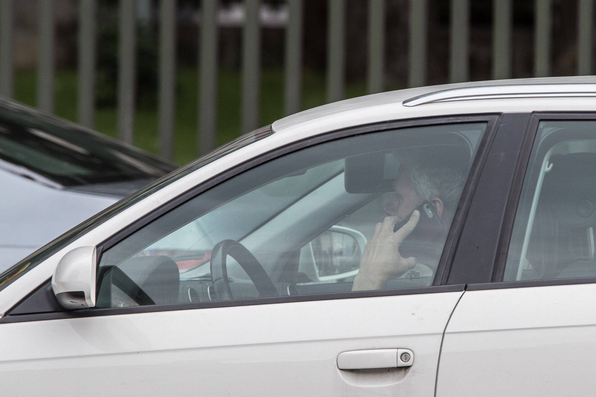 Telefoniga rooli rääkimine hajutab sama palju tähelepanu, kui paari klaasi veini joomine.