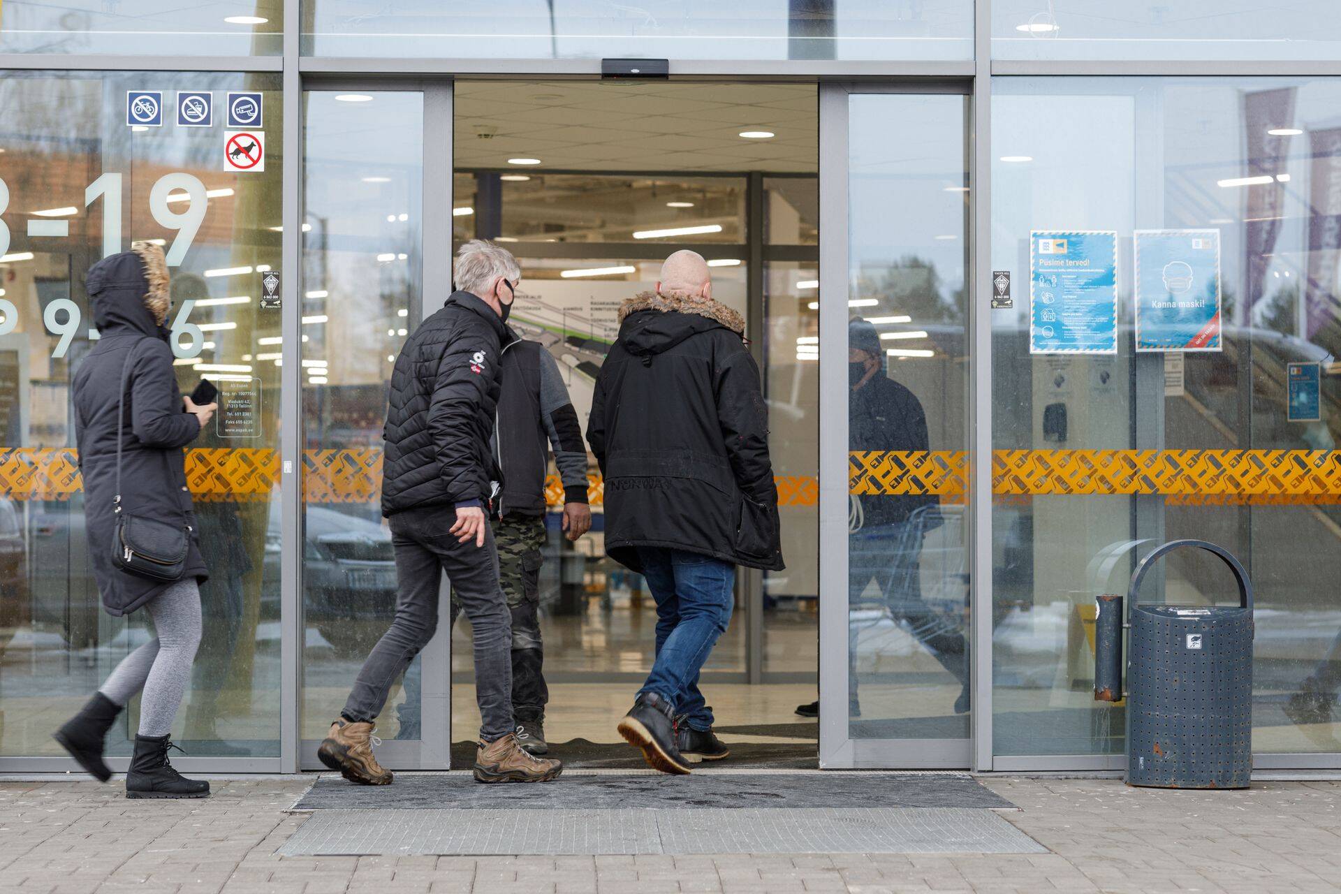 Euroopas laiemalt läheb hästi nii teenusmajanduses kui ka tööstuses, kuid ettevaade ei ole enam nii optimistlik.