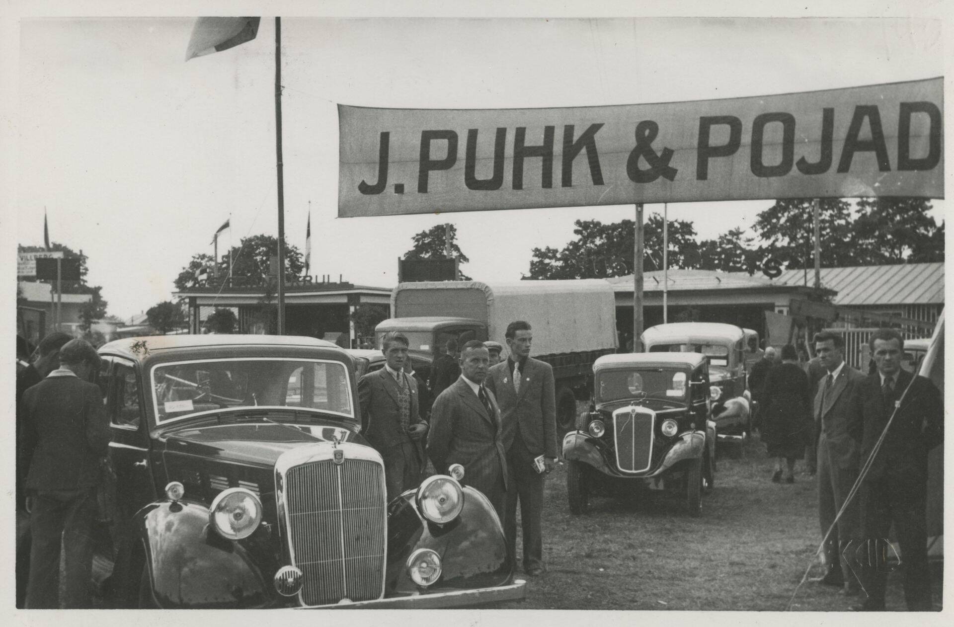 J. Puhk & Pojad oli möödunud sajandi kolmekümnendatel Eesti üks suuremaid automüüjaid. Pildil firma Tartu osakonna väljapanek.