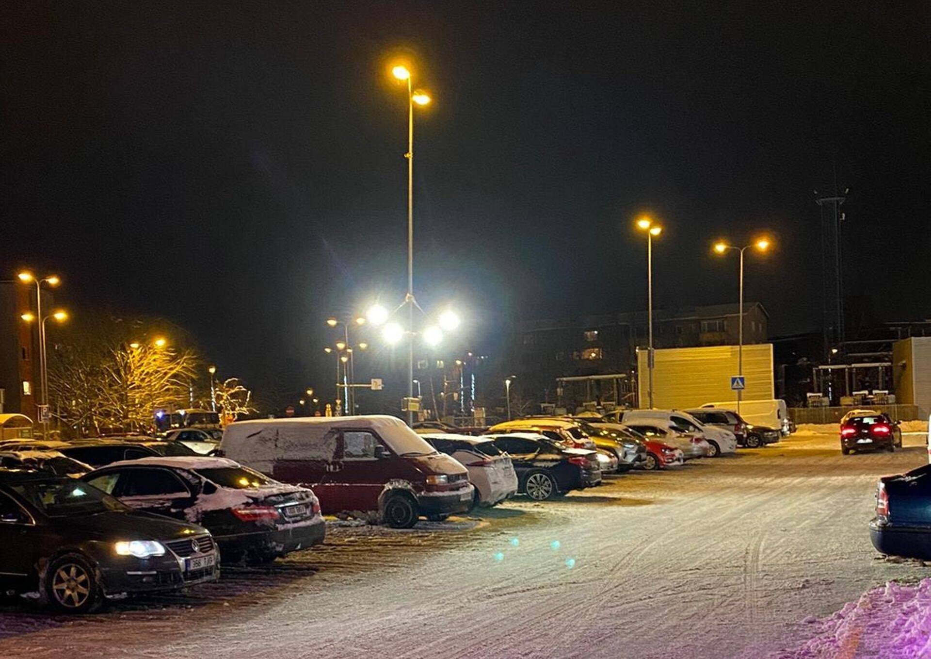 Näide: Väga räige valgustus kaubanduskeskuse parklas, kus on ereda valgusega püütud esile tuua jalakäijate ülekäigurada. Liiga suure räigusega lahendus ei pruugi ülekäiguraja nähtavust ja jalakäijate turvalisust tõsta, vaid paneb vaataja pigem silmi kissitades pilku eemale pöörama.