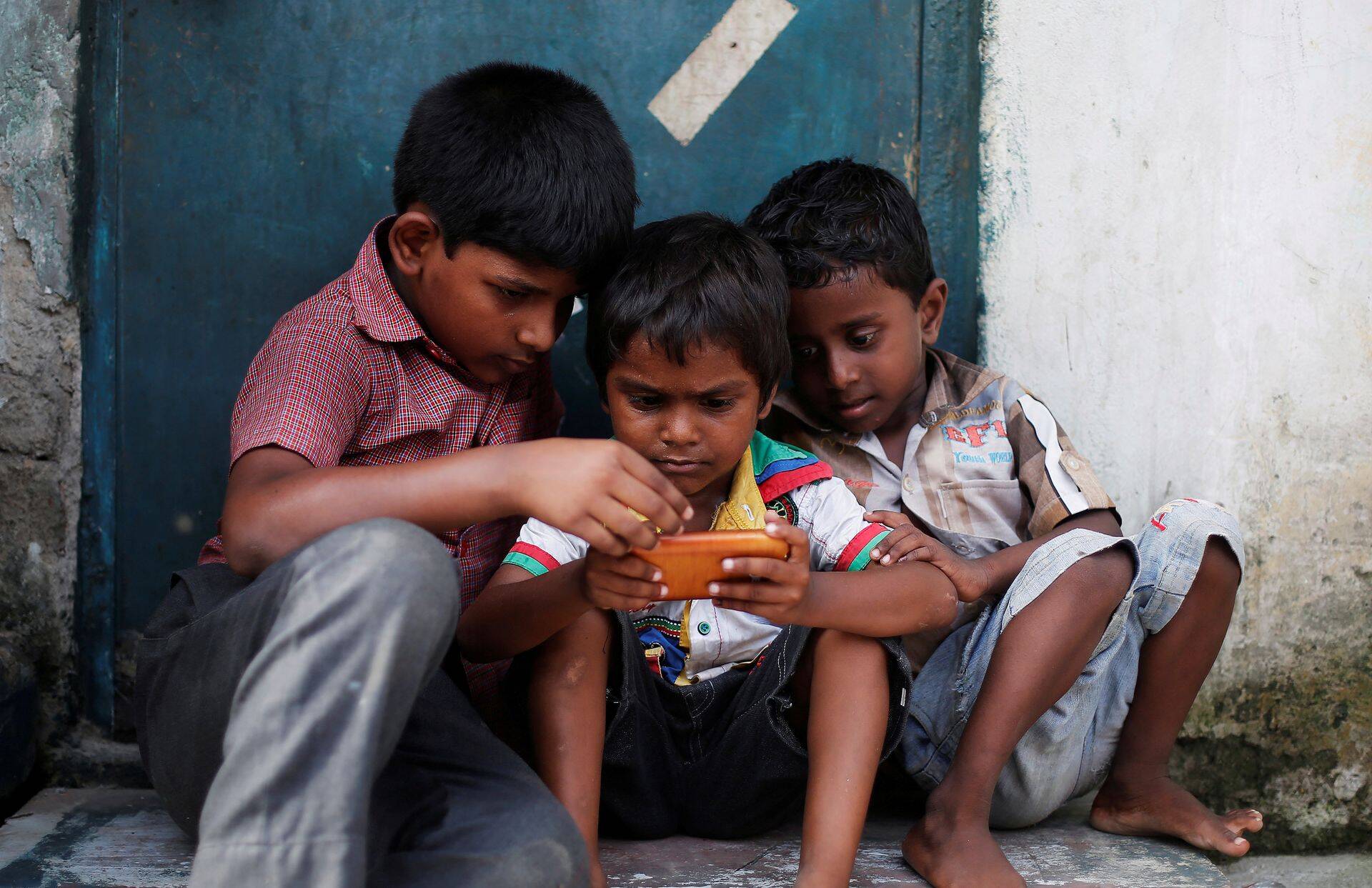 India lapsed New Delhis videomänge mängimas.