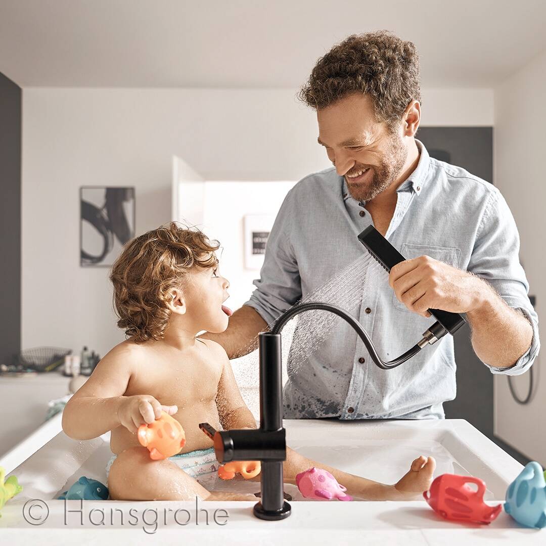 Hansgrohe Finorise valamusegistil on ka dušifunktsioon, mis lubab väiksematel pereliikmetel kraanikausis vannis käia.
