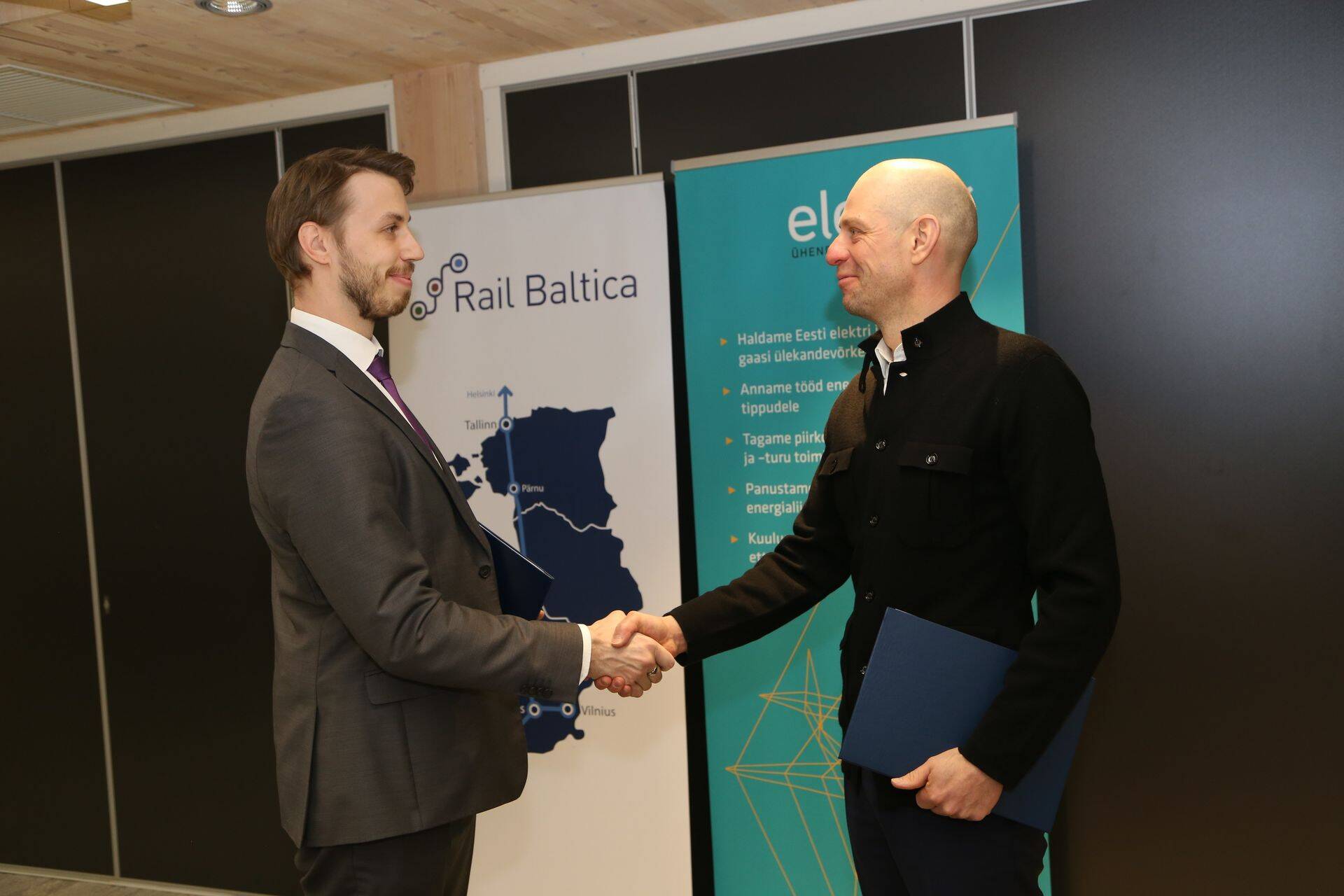 Marko Kivila ja Taavi Veskimägi allkirjastasid Rail Baltic Estonia ja Eleringi koostöölepingu.