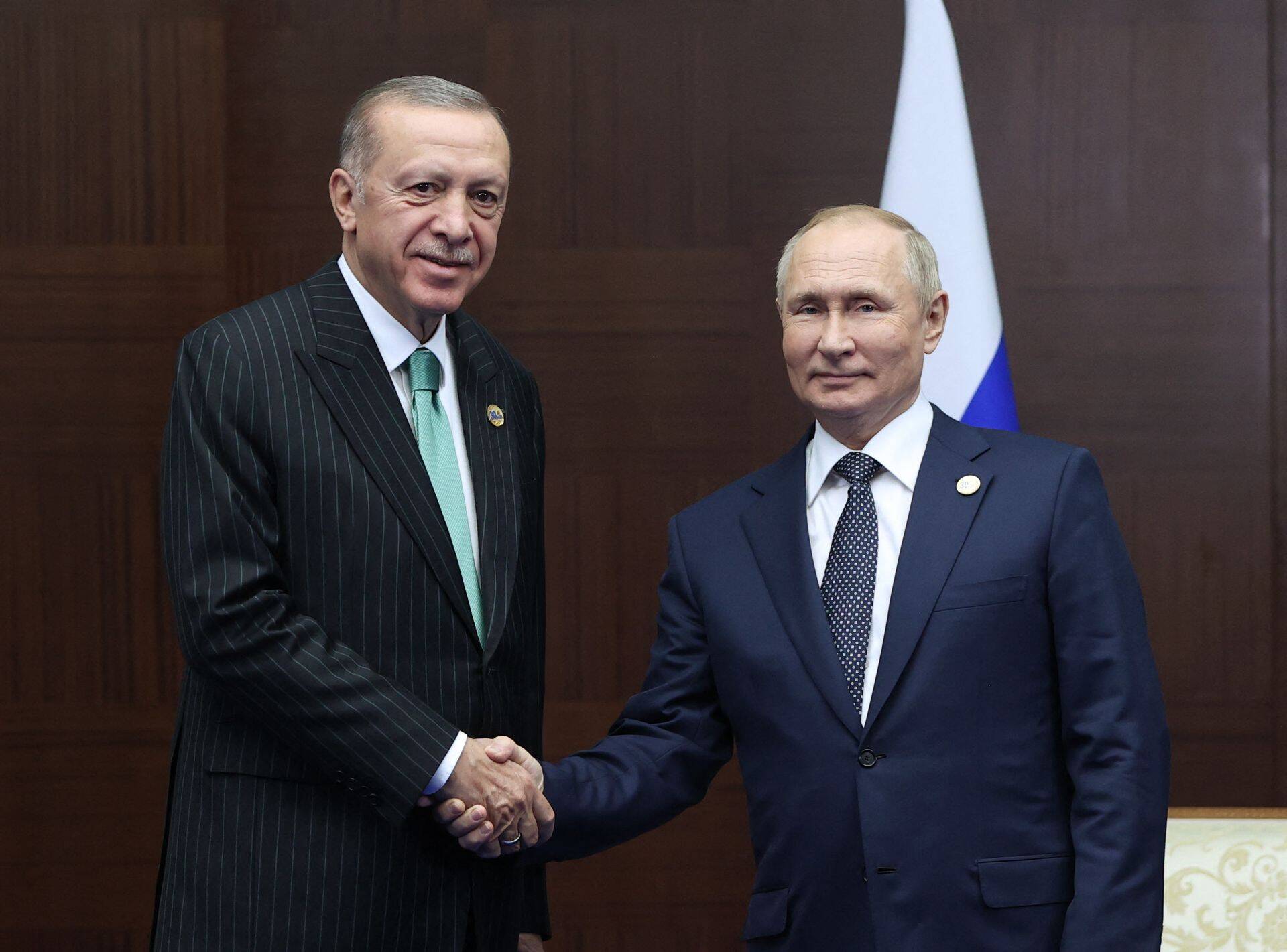 Kui pühapäeval arutas Türgi president Tayyip Erdogan (vasakul) viljakokkulepet Vladimir Putiniga telefonitsi, siis viimasel ajal on mehed kohtunud ka silmast silma. Näiteks said Erdogan ja Putin kätt suruda 13. oktoobril Kasahstanis tehtud fotol, kui mõlemad kohtusid Astanas Aasia riikide foorumil, mis ametlikult edendab riikidevahelist koostööd rahu, julgeoleku ja stabiilsuse nimel.