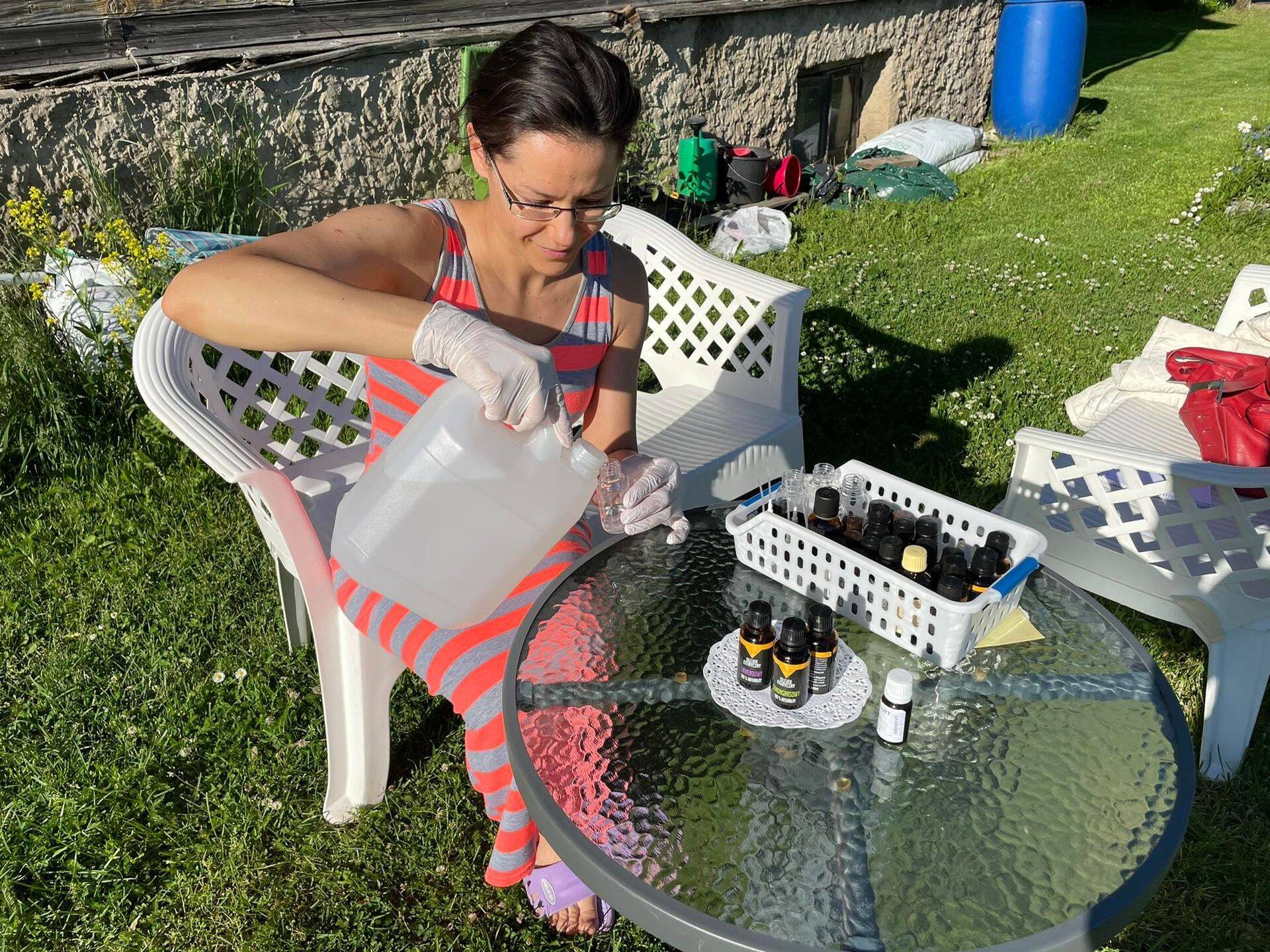 Sääsetõrje vahendit võib teha ka oma koduhoovis või tellida seda Instagrami või FB vahendusel. Fotol on Ilona Partus.