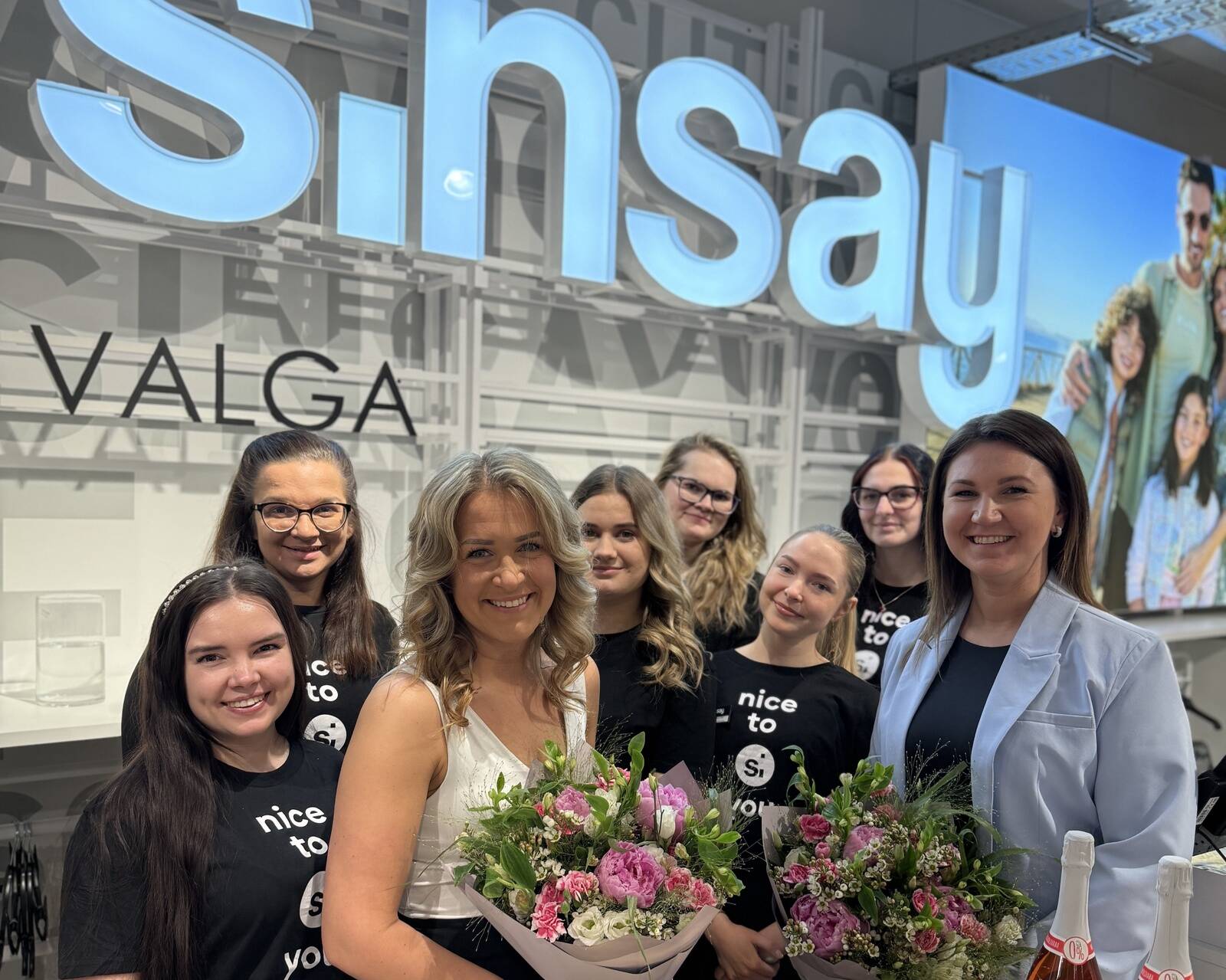 Valga Sinsay kaupluse meeskond. Lilli hoiab käes Valga Sinsay kaupluse juhataja Kristiina Loos, kõige parempoolne naisterahvas on Sinsay regionaalne müügijuht Aleksandra Rimeikis.