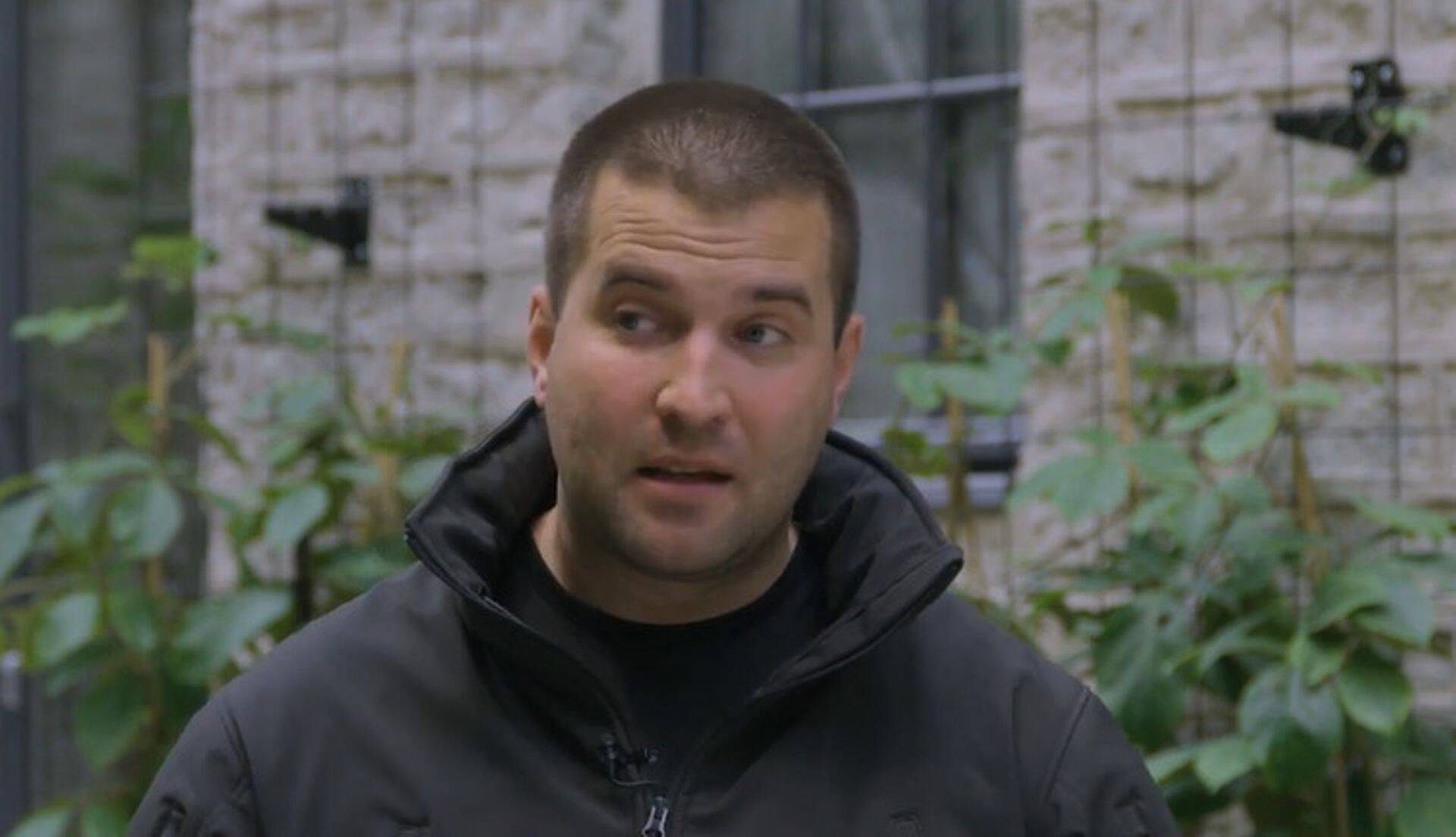 Подозрения были предъявлены компании ArmyLaw OÜ и ее представителям: 38-летнему Андрею и 26-летней Янике, а также молодым людям, которые воспользовались услугами компании.