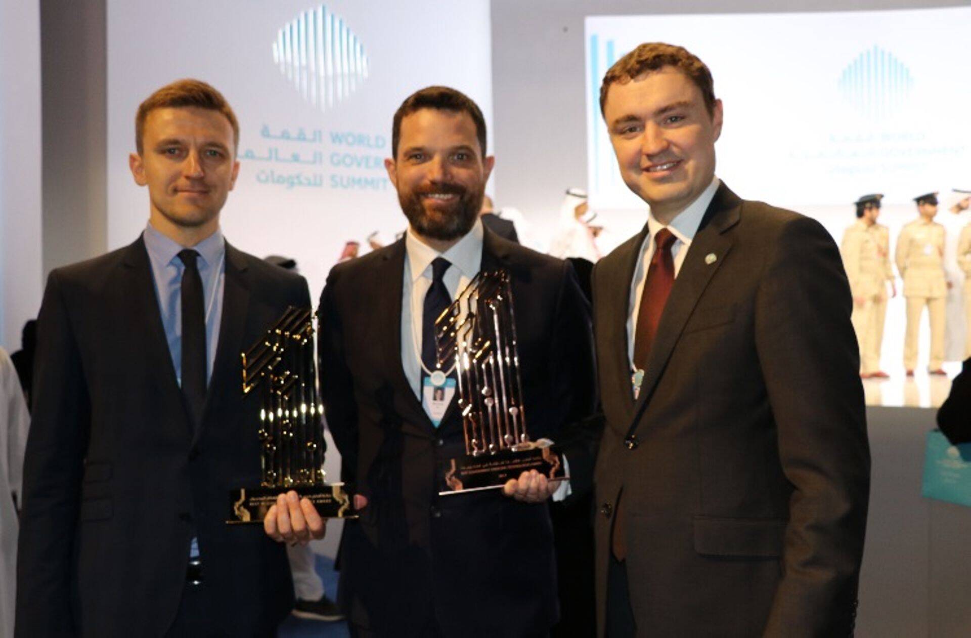 Eesti Energia energiamüügi juht Karla Agan, Guardtime’i tegevdirektor Mike Gault ja Riigikogu aseesimees Taavi Rõivas.