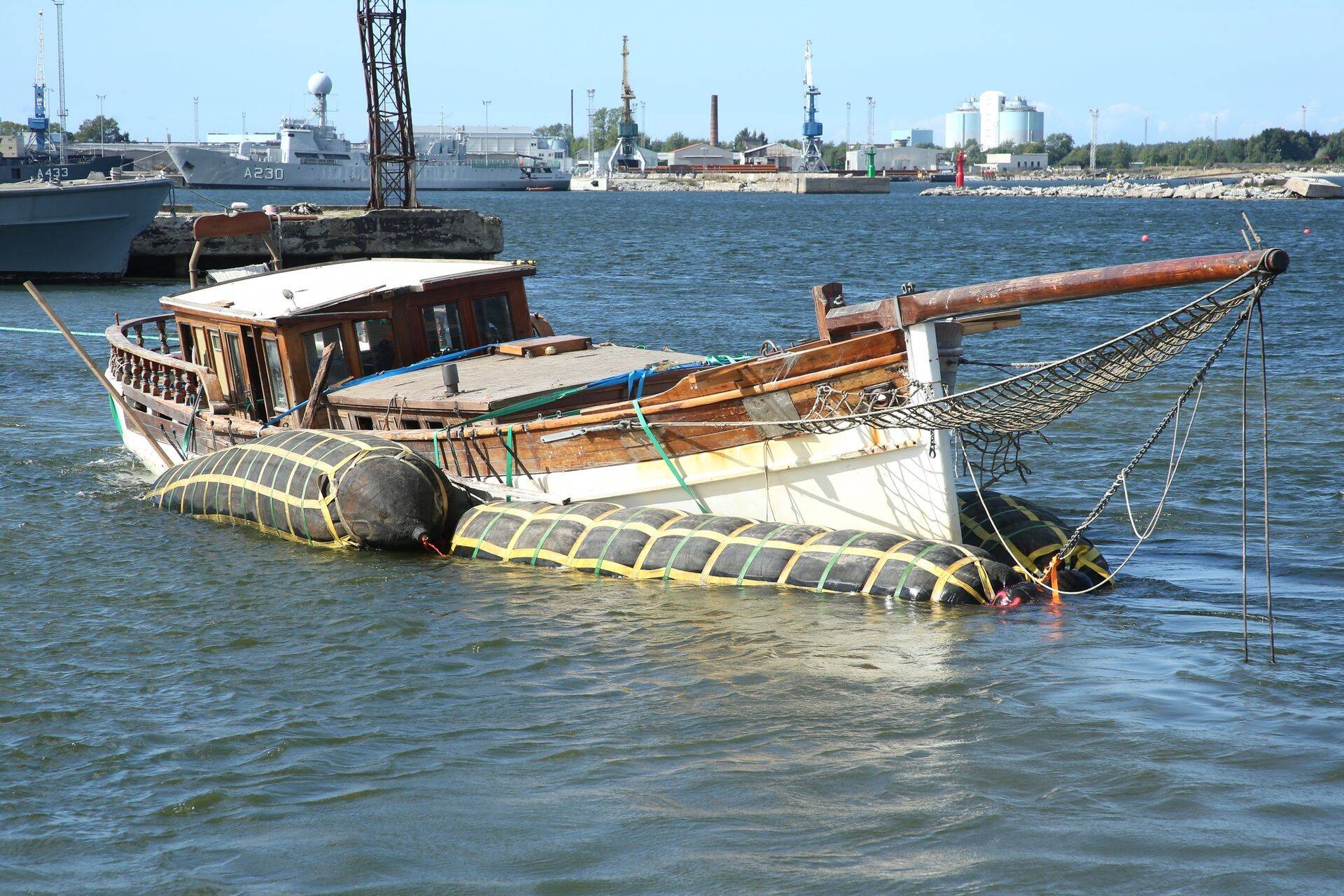 2013. aastal pälvis palju meedia tähelepanu varem Peer Salström-Leyhile kuulunud ajalooline purjekas Blue Sirius, mis Tallinna lahes karile sõitis ja millelt tuli paarkümmend inimest päästa.