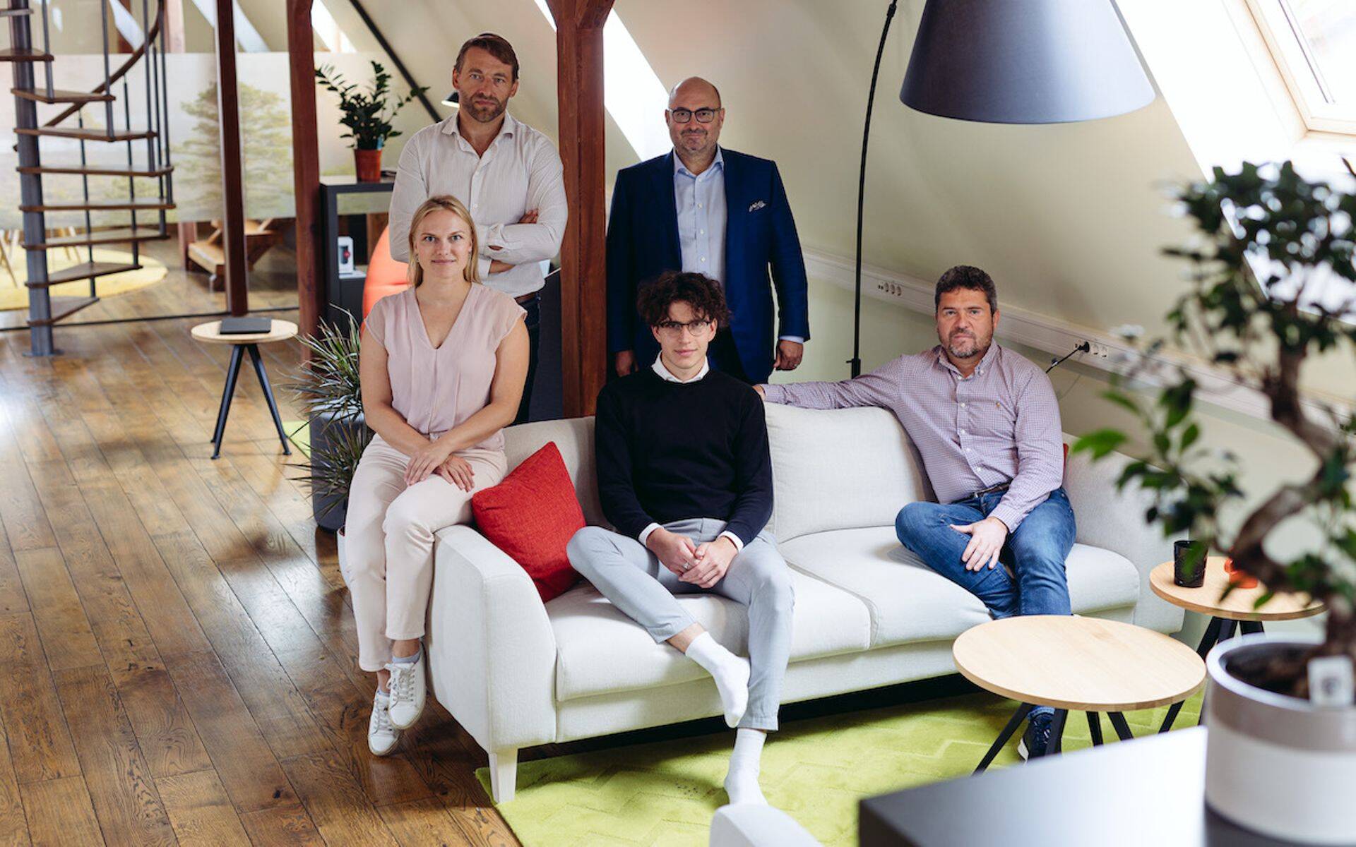 Tera Ventures meeskond. Esireas vasakult operatsioonide ja kommunikatsioonijuht Helis Lipping, analüütik Enrique Sarap ja partner Andrus Oks; seisavad partner Stanislav Ivanov ja partner James McDougall.