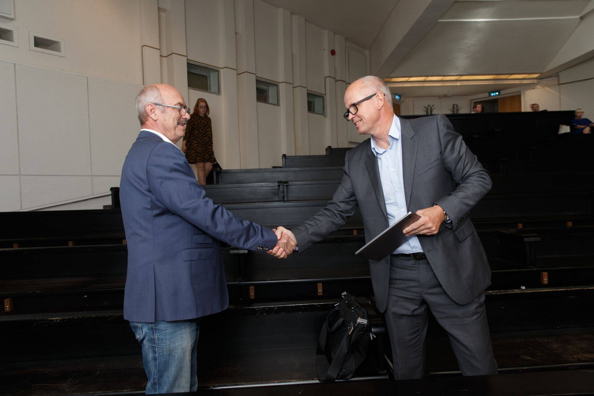 Nii Vello Kunmanit (vasakul) kui Aivar Tuulbergi süüdistatakse Savisaarele altkäemaksu andmises. Foto on tehtud Harju Maakohtus 2017. aastal.