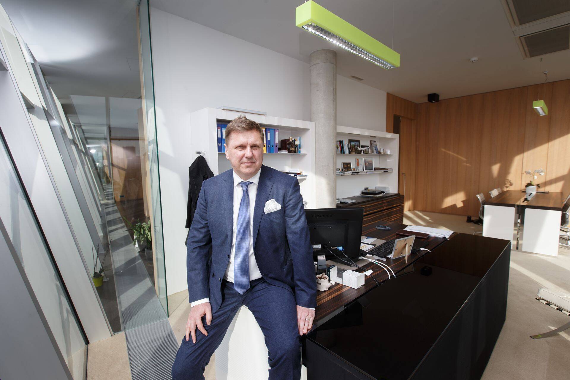 „Kunagi Estonian Airist ka rääkisime, et tahame ja ostame, aga pärast ei saanud. Ei taha ära sõnuda. Elu näitab, et ei saa varem seletama hakata," kommenteeris TREV-2 Grupi ostmist Ain Hanschmidt jaanuaris.