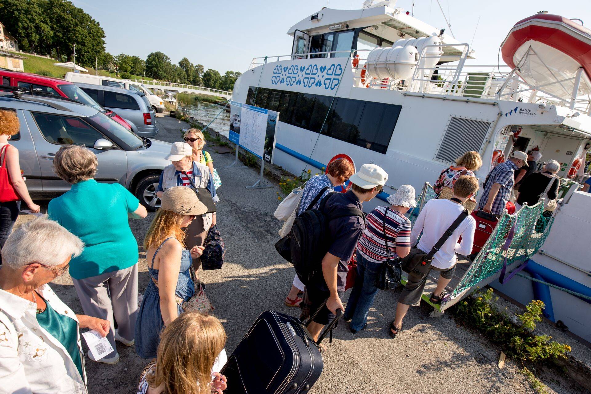 Praeguseks rikkis kiirkatamaraan Runö aastal 2015 Pärnu sadamas reisijaid peale võtmas.