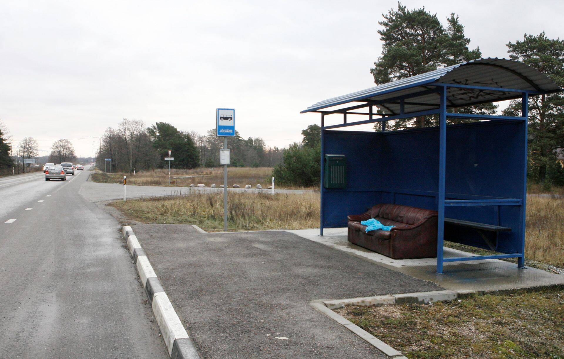 Bussipeatus Rannamõisa tee ääres.