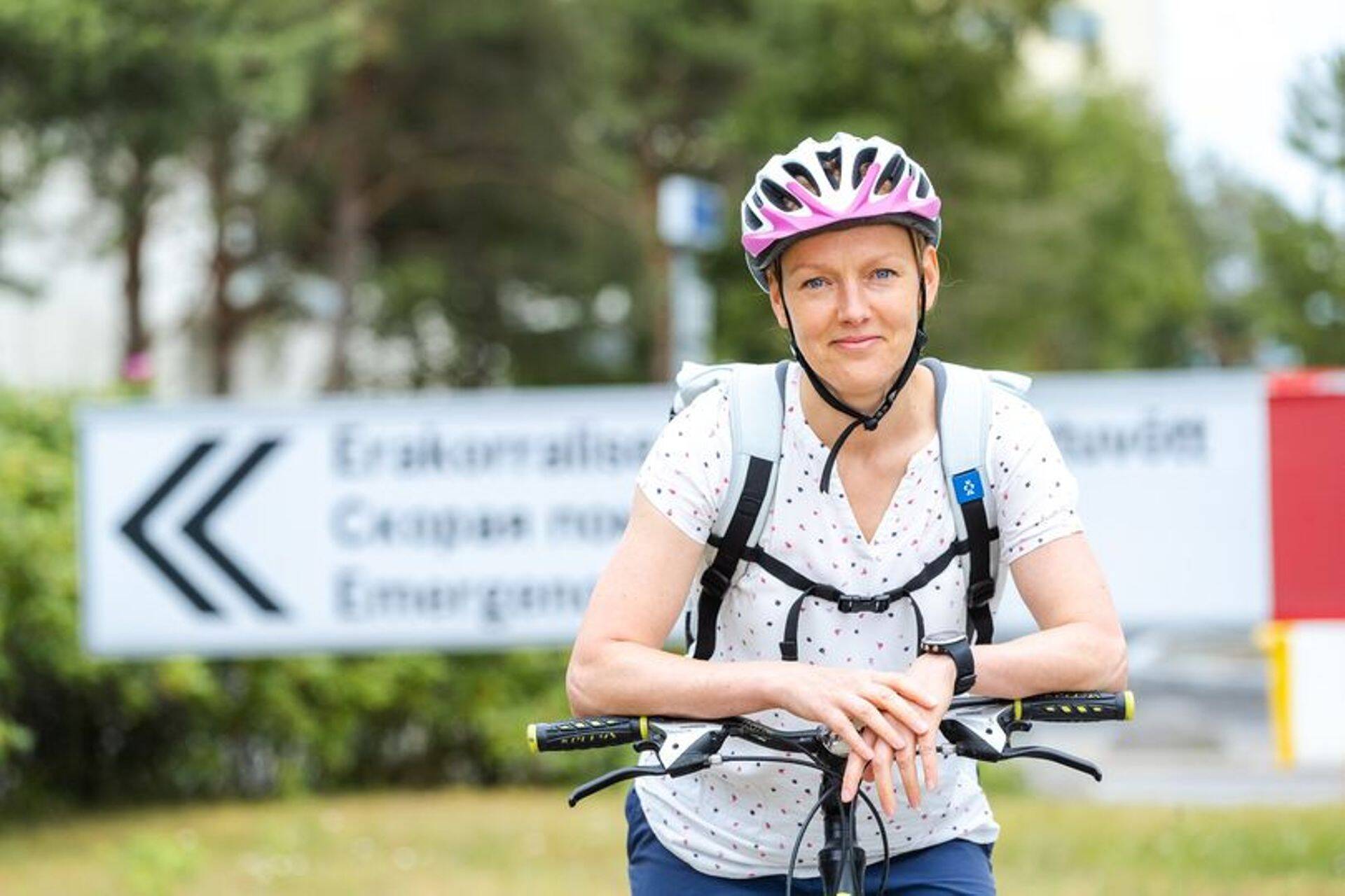 Regionaalhaigla neuroloog Katrin Sikk rattaga haigla Facebooki seinal rattasõidu üleskutset tegemas, septembris.