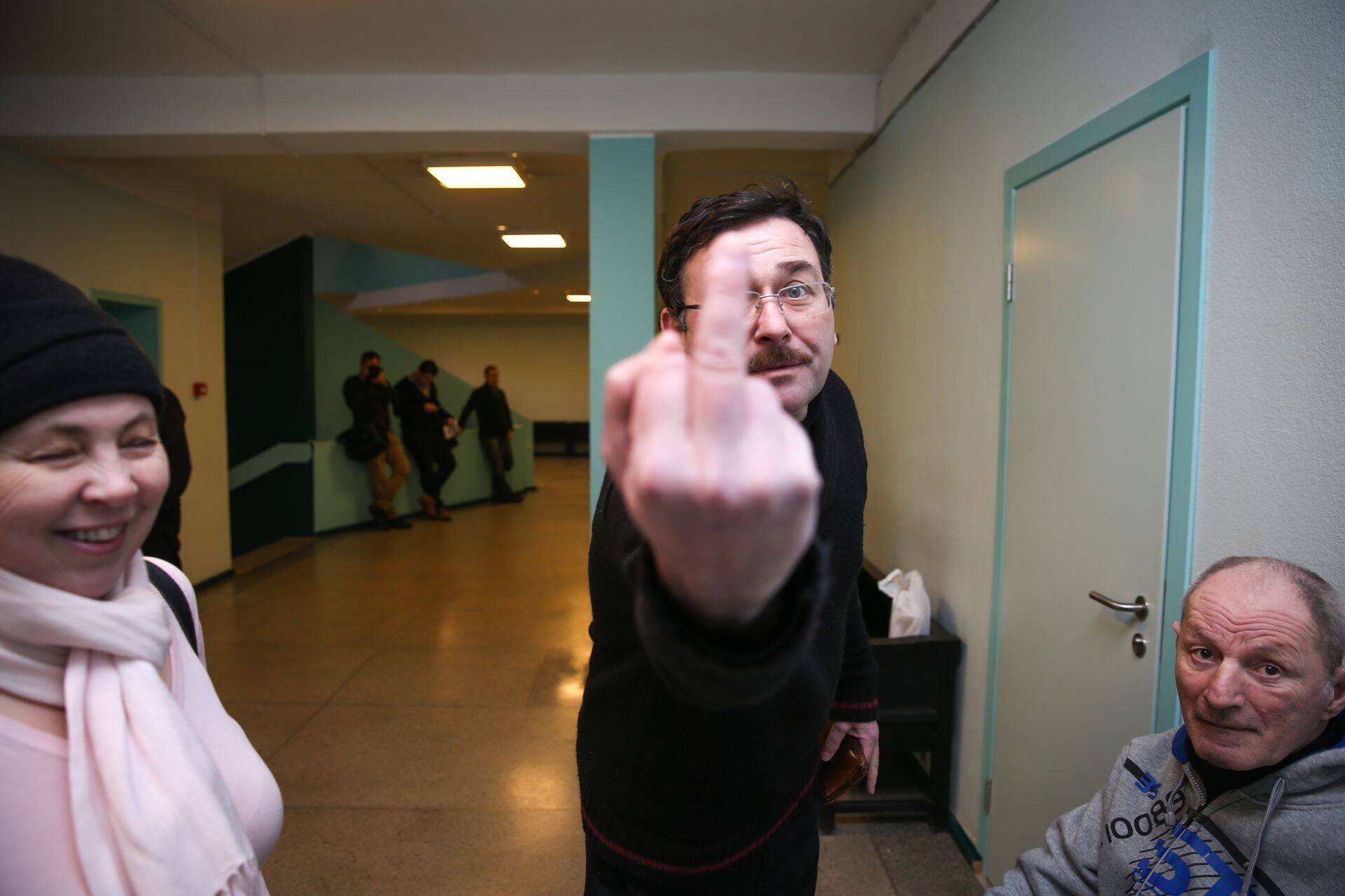 Paldiski linnavolikogu tollane liige Konstantin Tšertšik (keskel) oli 2015.a Harju maakohtus kuraasi täis.