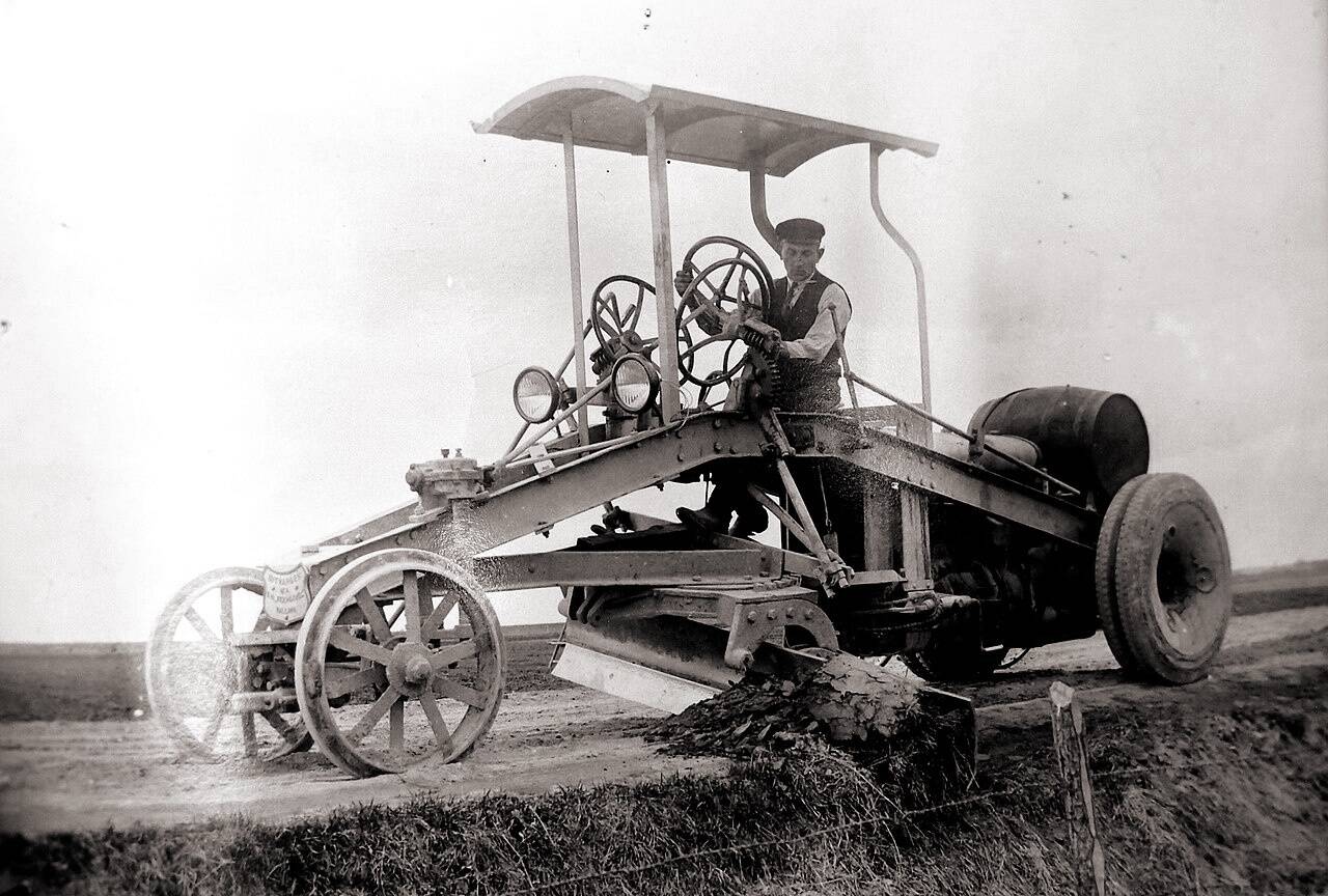 Первый собранный в Эстонии, на заводе «Ильмарине» грейдер, 1928 год.