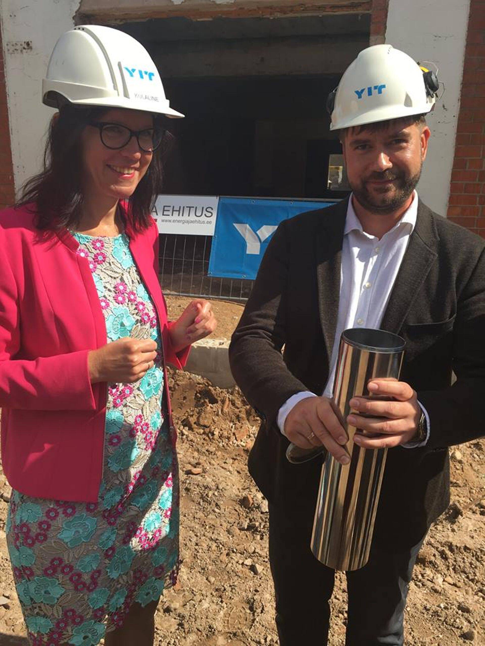 Nurgakivi asetasid Elva linnapea Eva Kams ja YIT Ehituse Lõuna-Eesti ehituspiirkonna juhataja Andras Kelt.