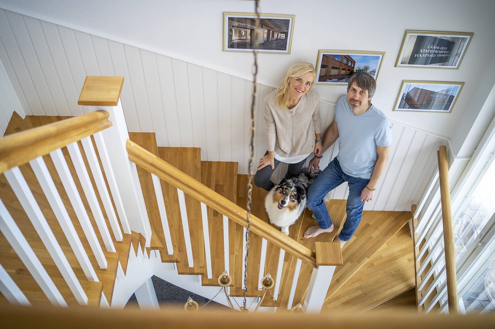 Daire abikaasa Veiko Kaup, kes on ka ehitusettevõtja, aitas ilusa hotelli valmis ehitada ning nüüd käib põhitöö kõrvalt üsna tihti kojamehe, baarmeni või administraatorina abis.