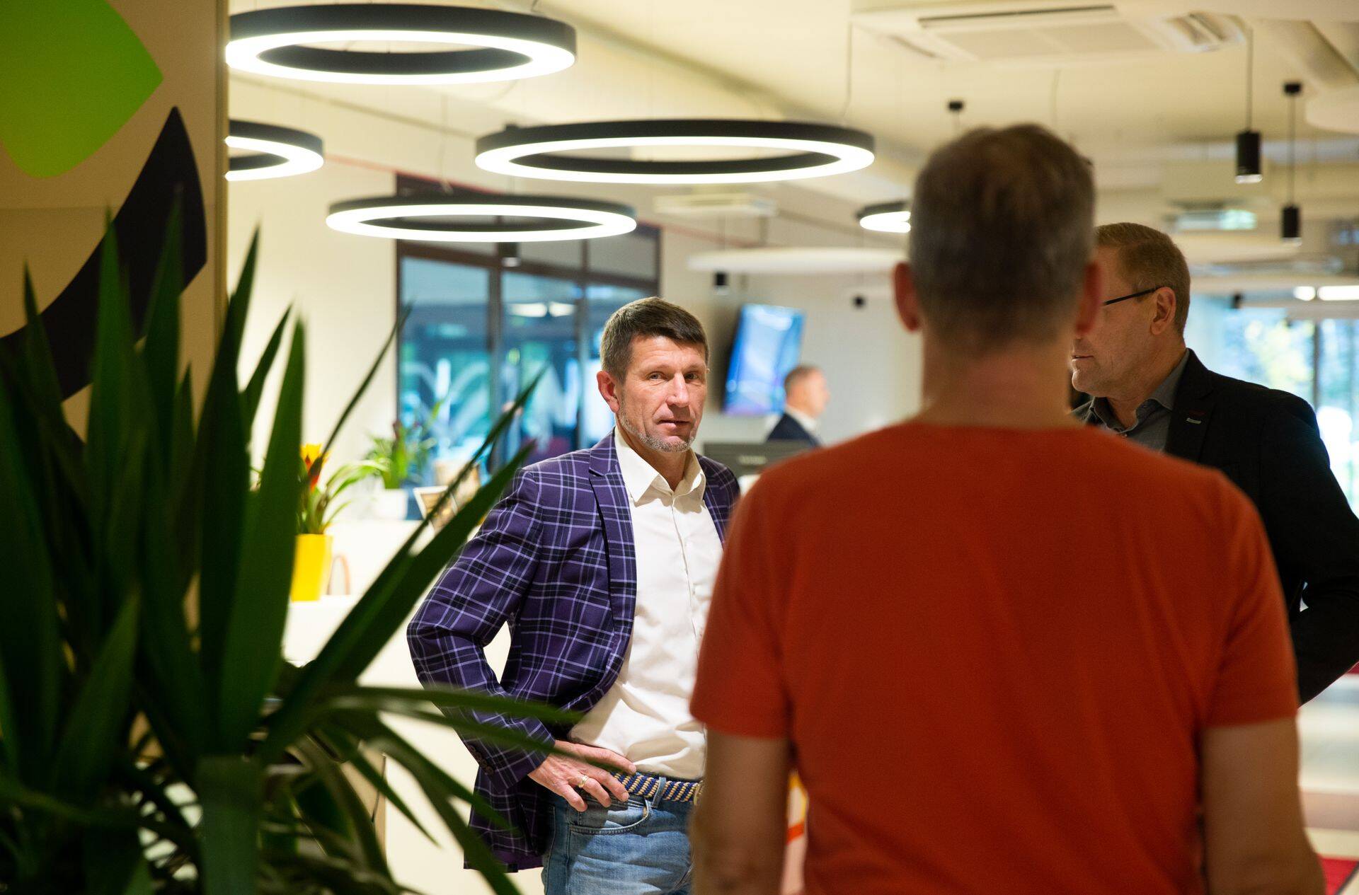 Tallinna Sadama endise juhi Ain Kaljuranna (fotol vasakul) kaitsja vaidlustas ringkonnakohtus maakohtu määruse, mistõttu lükkus kohtuprotsess edasi.