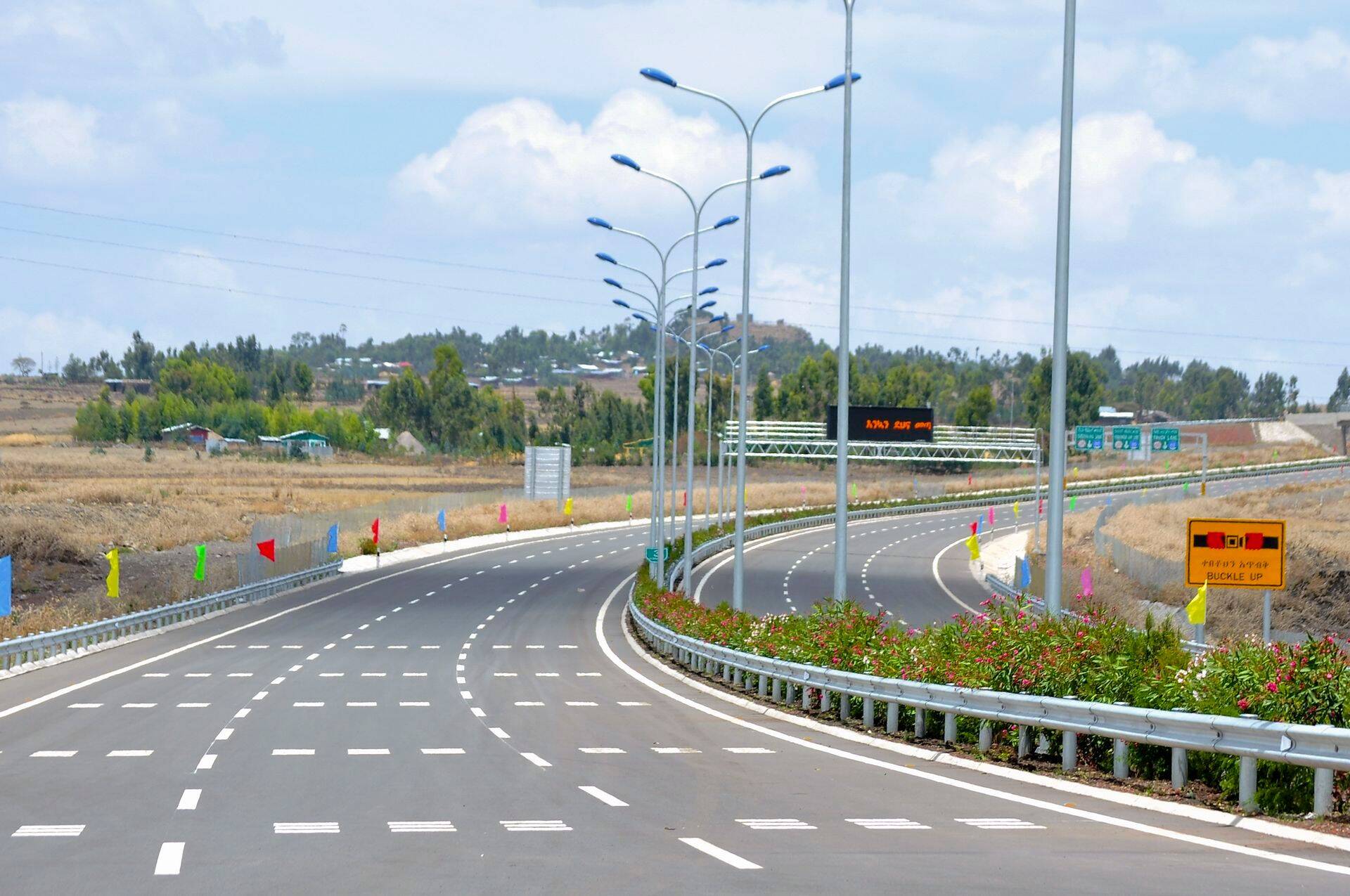 Hiina investeerib ohtralt teedesse.